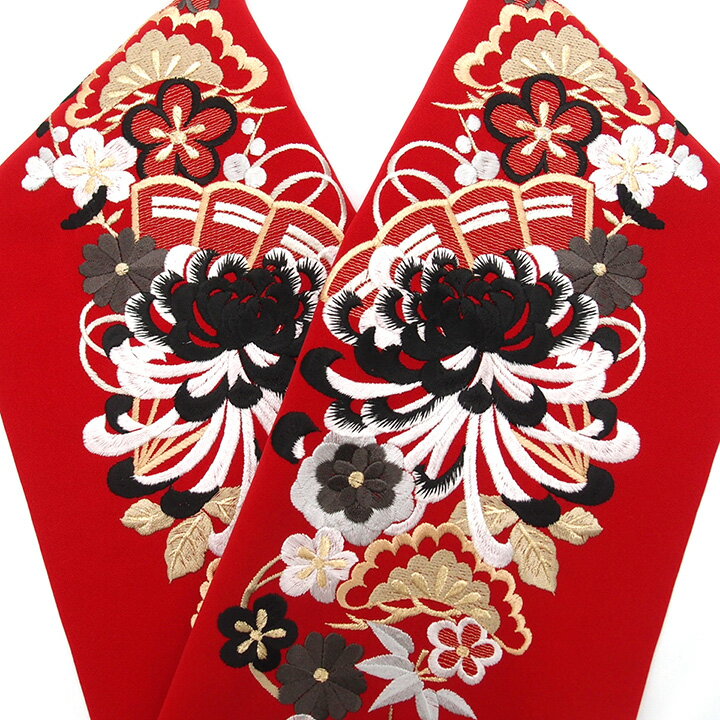 ◆寸法 長さ：約112cm 幅：約16.5cm ◆用途 成人式の振袖や卒業式の袴にお使いいただけます。 ◆素材 シルエリー Silelly 新・合・繊 刺繍 日本製 生地：ポリエステル100％ 刺繍糸：レーヨン100％(金属糸仕様の場合あり) ◆色 落ち着いた赤地花古典柄 乱菊・松竹梅・扇子 ◆シルエリーの特徴 1.正絹風のつややかな光沢と滑らかな肌触り 2.ハリ・コシに大変優れています 3.制電性を備えており、洗濯しても効果を維持します 4.洗濯の際にはドライクリーニングをお願い致します ◆商品説明 豪華な古典文様の刺繍を施した大変美しい振袖用半衿です。 大輪の菊の花と典雅な桧扇の紋様を表した、 大変優美で女性らしいデザインです。 菊の他にも松竹梅など華やかな柄が散りばめられており、風格のあるお品です。 生地は正絹風の艷やかな光沢と張りのあるなめらかな肌触りです。 豪華さも併せ持っていますので、 お祝いのお席にふさわしいアクセントになります。 古典文様のお着物と特に相性良く合わせられ、 胸元に個性を添えてお着物姿を一際美しく 気品あふれる印象にみせてくれます。 振袖、卒業式の袴姿、訪問着などの半衿を刺繍に変えるだけで 着物姿が見違える程お洒落になりますし、 結婚式や成人式などお祝いのお席を より一層華やかに演出してくれること請け合いです。【おすすめ商品】 お色違い半衿　 振袖半衿　 重ね衿　 髪飾り