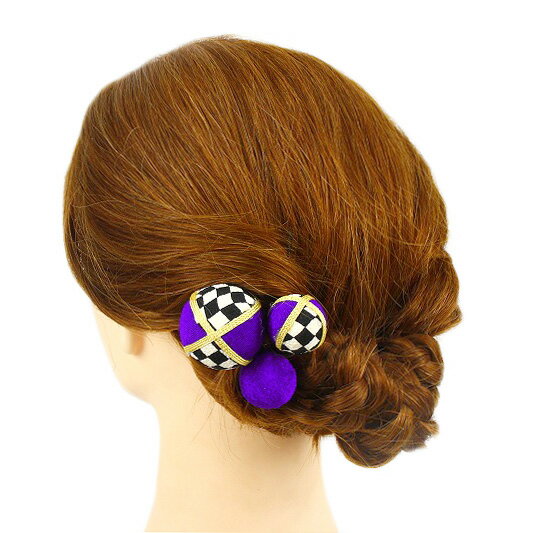 寸法 【大】 直径：3.5cm 【小】 直径：2.5cm ※飾り部分のみ計測しています。コーム・Uピンは長さに含まれません。 素　材 ちりめん　金属　 コーム　Uピン 共箱付き 状態 新品お品です。 お手元に届きましたらすぐにお使いいただけます。 色 華やかで上品な青紫　白と黒の市松柄 画像1が実際に近いお色です。 お知らせ 土・日・祝日はお休みをいただいておりますので、 当店からのご連絡は、翌営業日となりますことをご了承ください。 商品説明 成人式の振袖や卒業式の袴などにおすすめの、手仕事で作られた髪飾り！ 華やかなヘアアクセサリーで、晴れの日に特別な装いをお楽しみいただけるお品です。 市松のアクセントがモダンな人気の玉飾りの3セットとなっております。 他の髪飾りにプラスしてもバランスがとりやすいように大小大きさ違いでご用意しました。 格子と金糸のアクセントがセンス良くあしらわれています。 飾りの根元はワイヤーで束ねた作りになっており、お好みの角度に少し曲げてご使用いただけます。 落ち着いたカラーの和柄髪飾りは、派手過ぎる事無く目を惹き、また長くご利用いただけるアイテムです。 3点セットですのでさまざまなヘアアレンジが可能で、左右に分けてつけたり、 あえて片側に寄せてボリュームを出したり、まさに晴れの日にぴったりの髪飾りです。 着脱は簡単安心のUピン式で、どなたにも簡単にヘアアレンジしていただけます。 小さめの飾りは浴衣に合わせても、とっても華やかで、特別感のあるおしゃれを楽しめます。 特に成人式の振袖や、卒業式の袴、結婚式のお呼ばれなど華やかなお着物にオススメです。 髪飾りは、お顔の一番近い部分につけるものですから、とっても目立つ所です。 こちらの髪飾りでしたら、晴れの日の着物スタイルをより一層引き立ててくれることでしょう。