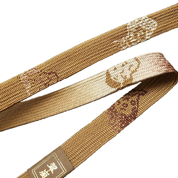 寸法 長　さ（房含まず）　：148cm 　幅　：1.5cm 素材・材質 正絹　翠嵐 状態 新品のキレイなお品ですので、 お手元に届きましたら、すぐにご使用いただけます。 ※こちらの商品は共箱付ではございません。 色 落ちついた渋い黄土色 画像1が実際に近いお色です。 参考着用年代 30代：60代以上 お知らせ 土・日・祝日はお休みをいただいておりますので、 当店からのご連絡は、翌営業日となりますことをご了承ください。 商品説明 京都組紐メーカーの老舗、翠嵐工房の、熟練の職人さんたちの 高度な技術により1本1本丁寧にくみ上げた ユーモラスな表情のおかめとひょっとこが 個性的で可愛らしい雰囲気の、お洒落な帯締めです。 正絹の組紐であしらわれたおかめとひょっとこの柄は とてもお洒落で、控えめながらもさりげなく個性を発揮し、 日本情緒を感じさせる着物姿を演出します。 おかめとひょっとこは、夫婦円満や家内安全など 縁起の良い柄とされていますので、お正月にもぴったりですね！ 落ちついた渋い黄土色で、しっとりとした大人の落ち着いた魅力が 際立ちます。 また、裏には織りでぼかしがあしらわれた中に おかめとひょっとこが配されていますので、こちらを 表に使ってもより個性が際立ちそうです。 紬や小紋などのお洒落着にお使いいただけます。着物通販　ロマン着物みやがわ　お洒落着にワンポイントのお洒落な帯締め　 帯締め　平組紐　おかめひょっとこ　黄土色　b978