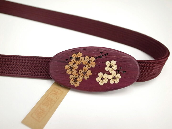 在庫 在庫がなくなり次第終了のお品となります。 色 赤茶 画像1・7が実際に近いお色です。 寸法 横の長さ：6cm 縦の長さ：3cm 素材 木 木象嵌 状態 新品のキレイなお品ですので、 お手元に届きましたら、すぐにご使用いただけます。 大きさの比較の為に半幅帯・帯締めを使用しております。 半幅帯・帯締めは付属致しません。 帯留めのみの出品になります。 共箱付き お知らせ 土・日・祝日はお休みをいただいておりますので、 当店からのご連絡は、翌営業日となりますことをご了承ください。 商品説明 木のあたたかいぬくもりに職人技が光る象嵌細工の帯留めになります。 木の表面を彫り、色の異なる木を嵌め絵模様を表します。 古くからの日本の技法を現代風にアレンジ致しました。 シンプルなデザインで、普段着からお洒落着にまで幅広くお使いいただけます。 現代女性の和装にほんのりと個性を添えてくれます。 伝統工芸品による美しい細工と木のぬくもりと温かさが、 より一層エレガントに美しくお着物姿を引き立てます。 大変細やかな仕上がりで、匠の卓越した技が光るお品を、 是非お手元にてご堪能下さい。 ※大きさの比較の為に半幅帯・帯締めを使用しております。 　半幅帯・帯締めは付属致しません。帯留めのみの出品です。着物通販　ロマン着物みやがわ 木象嵌 桜 嵌め木螺鈿 レトロな帯留め 赤茶　h886
