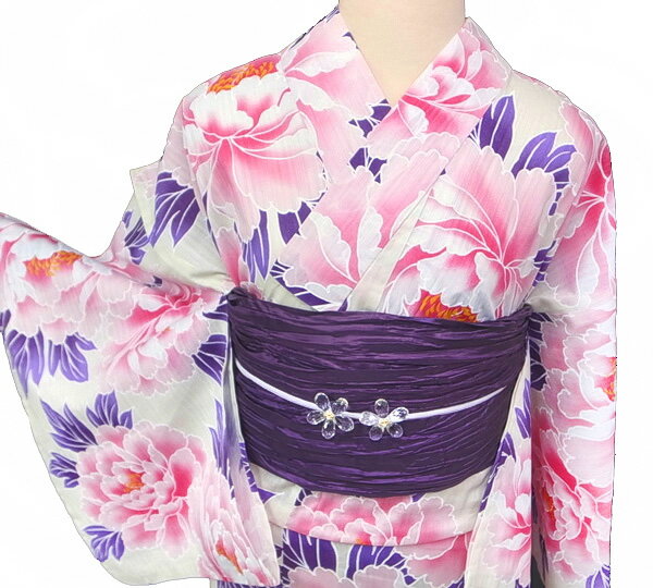 寸法 身丈（肩から）：165cm 裄 ：67cm 袖 丈：49cm 身長155～170cm位の方までお召しいただけます。 【兵児帯】自分で結ぶタイプ 長 さ：400cm 最大幅：40cm 下 駄：フリーサイズ 素 材 浴 衣：綿100％ 帯 ：ポリエステル 普段着にもお使いいただけます。 下 駄：焼き桐 綿 状態 新品・仕立て上がりの非常にキレイなお品です。 色 浴 衣：オフホワイトの地に桜色と紫の牡丹の花 帯 ：深い紫 画像1が実際に近いお色です。 着用時期 6月～8月 ◇ここでは一般的な着用時期を記載しておりますが、 季節柄のお品は、その土地の季節や気候、お祭り等に合わせて お召いただけます。 参考着用年代 20代～40代 着用シーン 夏祭や趣味の集まり、日常のお出かけなど、 夏のカジュアルなおしゃれにお召しいただけます。 商品説明 当店にて現物の色柄を見てコーディネートした 大変お得な着物・帯・草履の3点セットです！ 浴衣初心者の方にも安心してお召しいただけます！ ※帯締は別売りです。 帯は兵児帯ですので、様々なアレンジが出来ます♪ ふんわりとしたシャーリングのある生地ですので、 後ろ姿を可愛く、お洒落に演出致します。 ふんわりとした兵児帯や、変わり結びをした平帯は 時間が経つと羽が下がってきてしまいがちですが、 画像の帯枕（別売）を使うとキレイに簡単に締めることが出来、型崩れもしません！ （画像はi827のお品を使用して締めてあります。） 今の季節、浴衣などの夏の和姿に、ピッタリな桐下駄は、 何と言っても軽くて履きやすいことで人気の高いお品です。 また、台の裏には滑り止めのゴム貼りにて仕上げられておりますので、 滑りにくく歩きやすい工夫がなされています。 当店では浴衣に合う髪飾り、かんざし、籠バックも出品しております！ 夏のお洒落を存分にお楽しみください♪着物通販 ロマン着物みやがわ 浴衣 レディース 兵児帯 下駄 3点セット 新品 フリーサイズ 牡丹 オフホワイト b289