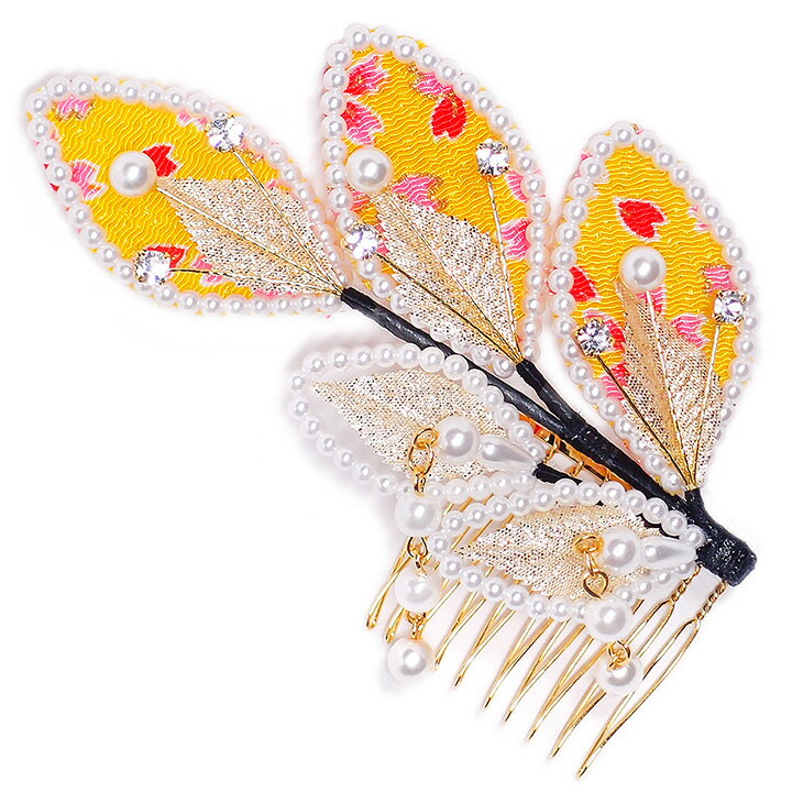 ◆サイズ 約11cm×約8cm（揺れるパール含む） パールビーズ：3mm・6mm ◆材質 ちりめん　パールビーズ　ラインストーン　水引　金属　コーム ◆色 鮮やかな山吹色 ◆ご利用シーン 成人式、結婚式 入学式 卒業式 入園式 卒園式 お宮参り 七五三 パーティー 振袖の他、留袖 訪問着 などのフォーマルなお着物にご利用頂けます。 ◆商品説明 しぼの良いちりめんを枝葉にあしらい、パールビーズやラインストーンで飾った華やかな髪飾りです。 小桜の和柄のちりめんは日本の風情をかんじさせ、ゴールドの水引やラインストーンがキラキラ輝きおしゃれ感のある華やかさを演出します。 フォーマルのお席にふさわしい豪華さとおしゃれさを併せ持っています。 ゆらゆら揺れるパールビーズがあしらわれており、素敵なアクセントになっています。 他の髪飾りや簪と組み合わせて華やぎをプラスしてもおしゃれです。【おすすめ商品】 卒業式のリボン　 浴衣髪飾り　 子ども髪飾り