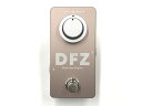 状態●状態新品●付属箱、取説、保証書管理番号：DS08405621その他DFZ Duality Fuzz Engine は、2つのファズ回路(ゲート効果のある鋭く尖ったファズサウンドとダーティーなハイゲイン・ファズサウンド)を搭載したユニークなベース用ファズペダルであり、これらをミックスすることで様々なサウンドテクスチャーを作り出すことができます。フロントのコントロール以外に、マグネット式 のボトムパネルを開けると、バックののコントロール部にアクセスできます。Front | Level：オーバードライブシグナルのボリュームを設定します。Front | Duality：2つのディスクリートファズ回路をミックスします。最小に設定するとゲート効果のある鋭く尖ったファズサウンド、最大に設定するとタイトなハイゲイン・ファズになります。Back | Blend：クリーンシグナルとオーバードライブシグナルのミックスバランスをコントロールします。オーバードライブシグナルのボリュームをコントロールする Level ノブの設定に関わらず、クリーンシグナルはユニティ・ゲインとなっており、ミックスするクリーンシグナルとのバランスの微調整を Blend ノブで行います。Back | Filterファズシグナルの高域の量をコントロールします。サイズ：50mm(W) x 100mm(H) x 45mm(D)重量：205g電源供給：9V DC( センターマイナス ) / 40mA商品について※商品は店頭との併売品の為、売り切れとなってしまう場合がございます。予めご了承ください。※中古商品の為、ケース・付属品などに擦れ、日焼けなどの傷みがある場合がございます。※初回特典・外付け特典や、帯・ハガキ・チラシ・応募券などの封入物は付属しない場合がございます。※商品のお問い合わせの時間帯や内容によってはご回答が遅れる場合がございます。発送について※日曜・祝日のご注文につきましては配送が翌日となる場合がございます。※複数の商品をご注文の際、一部商品が店頭にて売り切れとなってしまう場合がございます。欠品のご連絡をした後、ご返答をいただけない場合は翌日に残りの商品を発送させていただく事になりますので、予めご了承ください。※商品タイトルに「メール便不可」と記載されている商品につきましては、ご注文時にメール便を選択されましても宅急便料金の請求となります。※メール便対応の商品でも数量によってはメール便で発送できない場合がございます。※こちらの商品は福井店より発送いたします。当店からのお願い※メールの受信設定により、当店からのメールが届かない事がございます。必ず事前にドメイン指定解除の設定をお願いいたします。 ※ご注文内容について、当店よりお電話にてご連絡をする場合がございます。ご注文時には繋がる電話番号の記載をお願いいたします。以上ご連絡が困難なお客様につきましては、ご注文が早期キャンセルとなってしまう場合がございます。