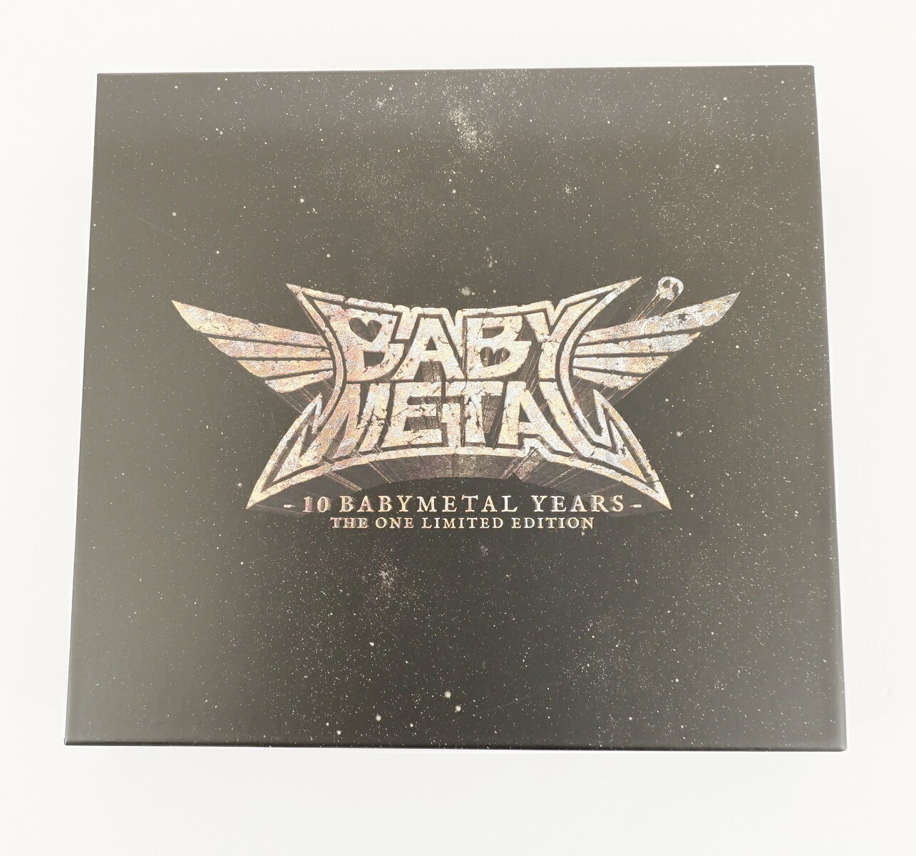 アーティストBABYMETALタイトルBABYMETAL 10 BABYMETAL YEARS状態研磨済みですが、薄い傷が残る場合があります。中古品ですので微細な傷、汚れなどはご了承下さい。ケースに傷み・スレがございます。備考店頭との併売品のため、売り切れの際はご容赦ください。画像にあるものが全てです。ブックレット・写真集・収納BOX・フラッグが欠品しております。JAN4943566233023商品について※店頭との併売のため、売り切れの際はご容赦ください。※中古商品の為、ケース・付属品などに擦れ、日焼けなどの傷みがある場合がございます。※初回特典・外付け特典や、帯・ハガキ・チラシ・応募券などの封入物は付属しない場合がございます。※商品のお問い合わせの時間帯や内容によってはご回答が遅れる場合がございます。発送について※日曜・祝日のご注文につきましては配送が翌日となる場合がございます。※複数の商品をご注文の際、一部商品が店頭にて売り切れとなってしまう場合がございます。欠品のご連絡をした後、ご返答をいただけない場合は翌日に残りの商品を発送させていただく事になりますので、予めご了承ください。※商品タイトルに「メール便不可」と記載されている商品につきましては、ご注文時にメール便を選択されましても宅急便料金の請求となります。※メール便対応の商品でも数量によってはメール便で発送できない場合がございます。※こちらの商品は福井店より発送いたします。当店からのお願い※メールの受信設定により、当店からのメールが届かない事がございます。必ず事前にドメイン指定解除の設定をお願いいたします。 ※売り切れによりご注文内容に変更がある場合がございます。当店からお送りするご連絡にはお目を通していただきますようお願いいたします。※ご注文内容について、当店よりお電話にてご連絡をする場合がございます。ご注文時には繋がる電話番号の記載をお願いいたします。以上ご連絡が困難なお客様につきましては、ご注文が早期キャンセルとなってしまう場合がございます。