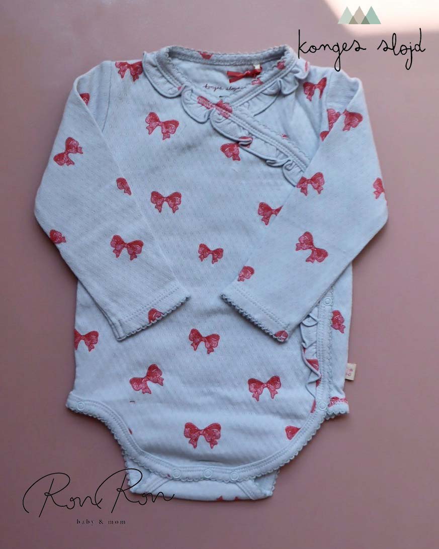 Rakuten - [Konges Slojd] 【オススメ】 [新作]【お買い得3】 SUI NEWBORN FRILL BODY GOTS | ROSIA BLUE BOW コンゲス　インポート子供服　女の子　可愛い 　新生児　6か月　ギフト