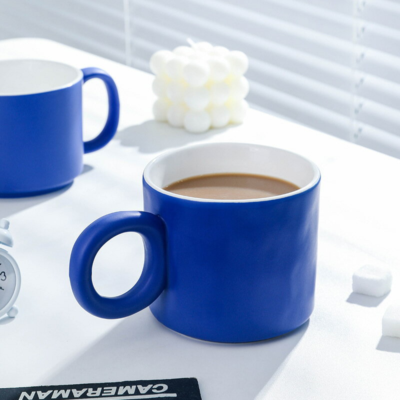 Rakuten - マグカップ 北欧 おしゃれ 陶器 ぽってり 太い持ち手 コーヒーカップ かわいい シンプル マット カフェ カップ ティーカップ 贈り物 オフィス ロイヤルブルー 低型