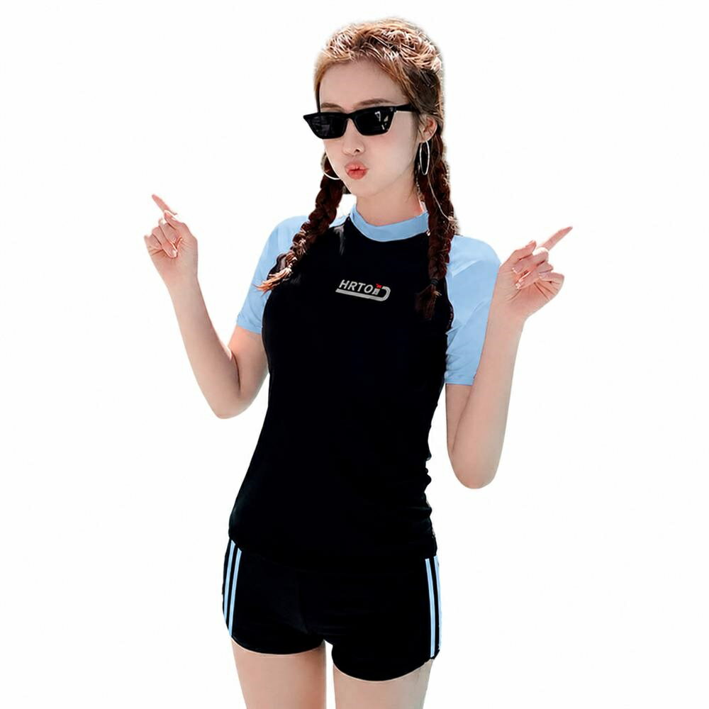 　　　 ◆◇◆売れている秘密◆◇◆ 【フィットネス水着 セパレート】スポーティーで洗練されたバイカラーデザインが魅力のレディース水着です。程よく身体にフィットするシルエットで、着るだけでアクティブかつスタイリッシュな印象を与えます。ビーチやプールはもちろん、ジムでの本格的なトレーニングやアクアビクスにも最適な一着です。 【体型カバー 痩せ見え】気になるお腹周りや二の腕をしっかりカバーする半袖タイプのデザインを採用。視覚的な着痩せ効果を追求し、露出を抑えた保守的なスタイルながらも女性らしいラインを引き立てます。体型を気にせず自信を持って水辺のレジャーを楽しみたい方にぴったりの機能派水着です。 【伸縮性抜群 速乾素材】でストレッチ性の高い生地を使用しており、どんな動きにもしなやかにフィットします。長時間の着用でも締め付け感が少なく、快適な着心地を維持。吸汗速乾性に優れているため、水から上がった後もベタつきにくく、体温低下を防ぎながら常に爽やかな状態を保ちます。 【着脱簡単 上下セット】着替えやトイレの際にも便利なセパレートタイプ。ショートパンツはウエストゴム仕様で、ズレにくく安定感のある履き心地を実現しました。サイドにあしらわれたラインデザインが脚を細く長く見せ、ディテールまでこだわった丁寧な縫製により、高い耐久性と型崩れしにくさを両立しています。 【多様なシーンで活躍】海水浴や温泉旅行、ナイトプールなどのレジャーシーンから、ヨガやSUP、スイミングスクールまで幅広く対応。落ち着いたカラーリングで派手すぎず、幅広い年代の方に長く愛用いただけます。自分用としてはもちろん、大切な方への実用的なプレゼントとしても自信を持っておすすめします。 　　　◆◇◆注意事項◆◇◆ご覧のモニターの環境、撮影環境により実物と色味が異なって見える場合がございます。湿った状態で他のものと擦り合わせると色が移る恐れがあります。濃色品の洗濯時は、白色、淡色と分けて洗ってください。説明 【セパレート 水着 レディース・スタイリッシュな配色】スポーティーで洗練されたバイカラーデザインが、大人の女性の魅力を引き立てます。トップスの巧みな配色切り替えにより、視覚的な引き締め効果が期待でき、着るだけでスッキリとした「細見え」シルエットを実現。トレンドを抑えつつ、飽きのこないシンプルな美しさが特徴の一着です。 【体型カバー・露出を抑えた安心設計】「お腹周りを出したくない」「太ももを隠したい」という方に最適な、露出控えめのコンサバティブなデザインです。半袖のラッシュガード風トップスと、太ももまでしっかりカバーするショートパンツのセットで、気になる部分をスマートに隠しながら、水辺でのアクティビティを心ゆくまで楽しめます。 【優れたストレッチ性・快適な着心地】伸縮性に富んだな素材を採用しており、体の動きに合わせてしなやかにフィットします。泳いでいる最中もズレにくく、締め付け感の少ない快適な着用感をキープ。肌触りが滑らかで、長時間の着用でもストレスを感じにくいため、フィットネスからリゾートでのリラックスタイムまで幅広く活躍します。 【耐久性重視・丁寧なディテール】アクティブな動きにも耐えうる丈夫な縫製を施しており、型崩れしにくく長くご愛用いただけます。裏地もしっかり付いており、透け防止対策も万全。速乾性のある素材なので、使用後のお手入れも簡単です。細部までこだわった仕上がりで、レジャーから本格的なスイミングまで信頼できる品質を提供します。 【幅広い利用シーン・多用途に活躍】ジムでのフィットネス水泳、夏の海水浴、冬の温泉旅行など、季節を問わず様々なシーンで活用できる機能的な水着です。ショートパンツスタイルなので、めくれ上がる心配がなく、アクティブに動きたいママさんや学生さんにも最適。ご自身用はもちろん、実用的なプレゼントとしても喜ばれるアイテムです。