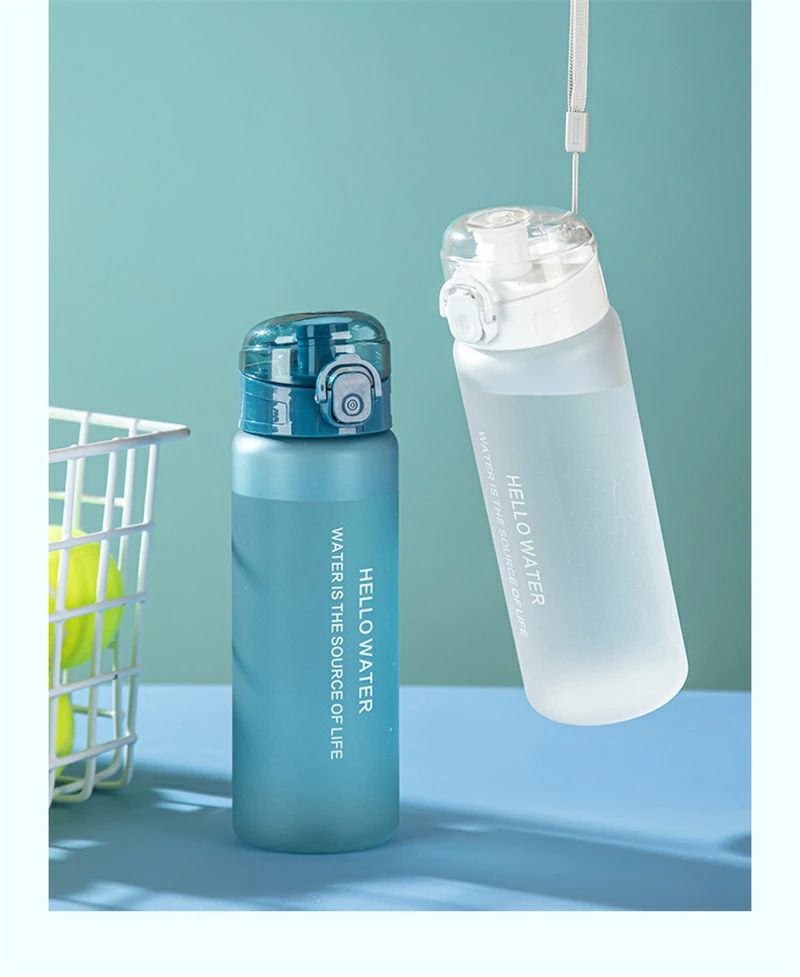 ウォーターボトル スポーツボトル 水筒 ランニング 直飲み 洗いやすい 780ml 目盛り付きおしゃれ 軽量 BPAフリー 漏れ防止 アウトドア スポーツ 登山用 キャンプ ランニング ジム ハイキング 自転車