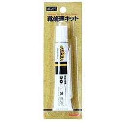 COLUMBUS　コロンブス　ボンド　20ml 靴補修・修理専用の速乾・強力接着剤です。 ゴム、硬質プラスチック製カカトや靴底の修理に最適です。 ■商品詳細 ■接着できないもの 軟質塩化ビニル・ポリエチレン・ポリプロピレン・ポリウレタン・ナイロン 火気厳禁、第四類第一石油類、危険等級2 【使用上のご注意】 ●お子さまの手の届かないところに保管してください。万一飲み込んだ場合は水を飲ませるなどの応急処置をし、医師にご相談ください。 ●認知症の方などの誤飲を防ぐため、置き場所に注意してください。 種類 溶剤系接着剤 成分 クロロプレンゴム(30％)、有機溶剤(70％)、シクロヘキサン、ノルマルヘキサン、酢酸イソプロピル、アセトン 広告文責 株式会社ルーマニア/03-5876-8031 【メーカー：コロンブス】