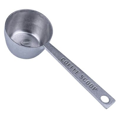 青芳　VINTAGE INOX ヴィンテージイノックス ヴィンテージ　コーヒー豆スクープ　10g　512278 無駄のないシンプルなデザインが魅力のコーヒー用計量スプーンです。 ●1杯でコーヒーカップ1杯分のコーヒー豆が計量できます。 ●1杯分のコーヒー豆が一度にすくえるコーヒーメジャーを使えば計量が正確でいつでも 　美味しいコーヒーを淹れることができます。 ●程よい柄の長さ持ちやすいだけでなくキャニスターなどの保存容器にコーヒー豆と一緒に 　そのまま入れておけます。 ●ステンレスにヴィンテージ加工を施した独特な味わいはインダストリアルな雰囲気漂い、 　渋く格好いい。 ●気取らずシンプル、それでいてスタイリッシュに空間を演出し優雅なコーヒータイムを 　演出します。 ●使い込むほどにいろんな表情を見せ経年変化を楽しめるのも魅力のひとつです。 商品名 青芳　VINTAGE INOX ヴィンテージイノックスヴィンテージ　コーヒー豆スクープ　10g　512278 サイズ 約W43×D28×L121mm 容量 コーヒー豆約10g 材質 18-8ステンレス 発売元 株式会社青芳 広告文責 株式会社ルーマニア/03-5876-8031