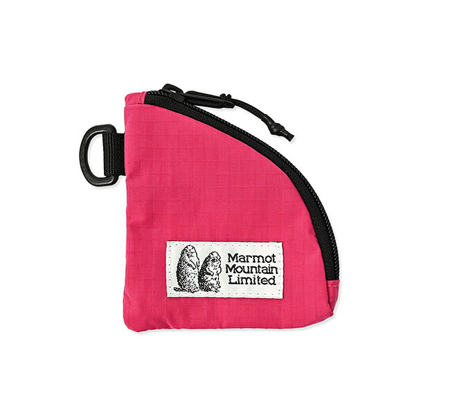 　BRAND：Marmot / マーモット 　NAME　：MTFW26UBG238 エムエムダブリュー コインケース MMW Coin Case Marmot / マーモットより入荷です。 丈夫で軽量なナイロンリップストップ生地を採用したコインケース。内部には2つのポケットがあり、小物を分けて収納可能。三角フック付きで、バッグ等への取付も可能。豊富な5カラー展開も魅力。 こちらの商品は男女兼用（UNISEX）商品です。 ■機能 ・撥水 ピンク ブラック ブルー マスタード×ダークブラウン ネオンイエロー Marmot / マーモット マーモット（Marmot）は、アメリカのアウトドアブランド。コンセプトは「FOR LIFE-生還する為のプロダクト」。トップクライマーから絶対的な信頼を得る、高機能なアウトドアアイテムが人気。 SIZE ONE SIZE：幅10cm / 高さ10cm / 奥行1.5cm MATERIAL ナイロン 100％ COLOR ピンク / ブラック / ブルー / マスタード×ダークブラウン / ネオンイエロー MADE IN CHINA Other *納期* 即納可能です。