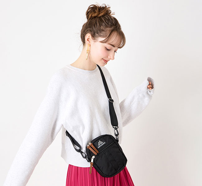 　BRAND：GREGORY グレゴリー 　NAME：65459 クイックポケットM ショルダーバッグ GREGORY グレゴリーお取り扱いスタートしました。 クイックポケットM（QUICK POCKET M）は様々な携帯の仕方が出来るコンパクトなポーチです。 手元に置いておきたい携帯電話やカメラを収納するのに最適です。 ・マチ付フロントジッパーポケット ・複数の取り付け方法を持つ背面ループ ・取り外しと長さ調節可能なショルダーストラップ ・ポケットの数：1（外側1/内側0） 1977年にウェイン・グレゴリー氏によって創設されたブランド「GREGORY（グレゴリー）」。 正式には「グレゴリーマウンテンプロダクツ」としてスタートし、数年後に現在の「グレゴリー」へと変更されました。 いまや「バックパック界のロールスロイス」と称されるほどに「完璧」を追求し、最高の背負い心地のバッグ製作を40年以上続けています。 ブラック ウォルナットブラウン SIZE One size：19.0 x 14.5 x 5.5 cm 容量：2 L 重量：0.165 kg MATERIAL ナイロン/ポリエステル COLOR ブラック/ウォルナットブラウン Other *納期* 即納可能です。