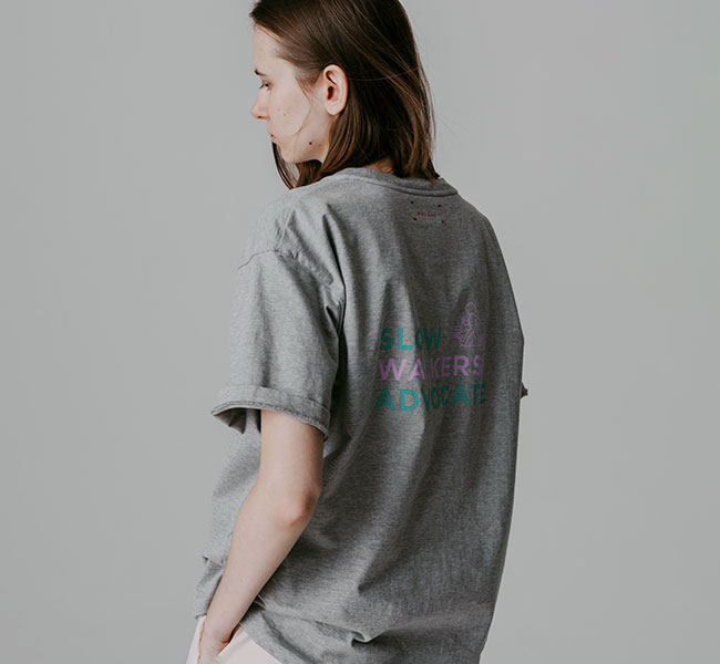 Rakuten - MEYAME メヤメ MEY-2434 プリントTシャツ SLOW WALKERS ADOBOCATE TEE