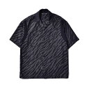 商品情報商品名Diago.T Denim Rib Arm Bowling SH素材コットン96％ , ポリエステル2％ , ナイロン2％リブ/コットン96％ , ポリウレタン4％サイズ1 (身幅55cm,着丈70cm,肩幅51cm,袖丈24cm)2 (身幅57.5cm,着丈72cm,肩幅53cm,袖丈25cm)3 (身幅60cm,着丈74cm,肩幅55cm,袖丈26cm)モデル176cm/56kg/2ブランド説明《MINEDENIM》とは、従来のデニムブランドの枠や既成概念にとらわれるこ となく、スタンダードとイノベーションが共存するブランドです。ヴィンテージにこだわりすぎて、現代人の嗜好にフィットしていないデザイン やパターン、過去の古き良き技術を再現しようとするクラフトマンシップにこ だわりすぎて生まれる野暮ったさ。こうした印象を一切削ぎ落とし、美しいシルエット、洗練されたディティール、 リアルな表情を持ったデニムを《MINEDENIM》は提案します。そこにはクオリティーも伴います。デニムの生産地として名高い岡山で30 年以上デニムを縫製してきた実績のある自社工場を抱えており、品質は折り紙付きです。また最高峰の技術を誇る日本のデニム産地との取り組みにより、新しい生地や 新しい加工の開発にも力を入れております。そして、ディレクションはヴィンテージからモードまで幅広くデニムに触れてきたスタイリスト野口強氏。ヴィンテージはもちろんのこと、長年モードも見続けてきた野口氏の経験と審美眼で、洗練されたデニムスタイルを提案します。注意書きモニター発色の具合により色合いが異なる場合がございます。実店舗との兼ね合いにより、在庫切れの可能がございますことを予めご了承ください。20％OFF【公式・正規取扱】マインデニム MINEDENIM Diago.T Denim Rib Arm Bowling SH 2305-5001 半袖 シャツ ボウリングシャツ 総柄 ゼブラ 送料無料 オリジナルのアニマルグラフィックプリントを施したボウリングシャツ -商品説明-オリジナルのアニマルグラフィックをブラックデニムとラメを掛け合わせたジャガードで表現し表地に採用。アームホールにリブ素材でラインを作り、機能性とデザインを両立。ダブルポケットボウリングシャツ。ウォッシュド加工　ドライクリーニングオンリー-MINEDENIM公式通販サイト-ROOM ONLINE STOREはMINEDENIMの正規取扱店です。安心してお買い物をお楽しみください。-MINEDENIMの商品が豊富な品揃え-MINEDENIMのその他の商品はこちら>-ご利用案内-お支払方法や送料はこちらへ> 2