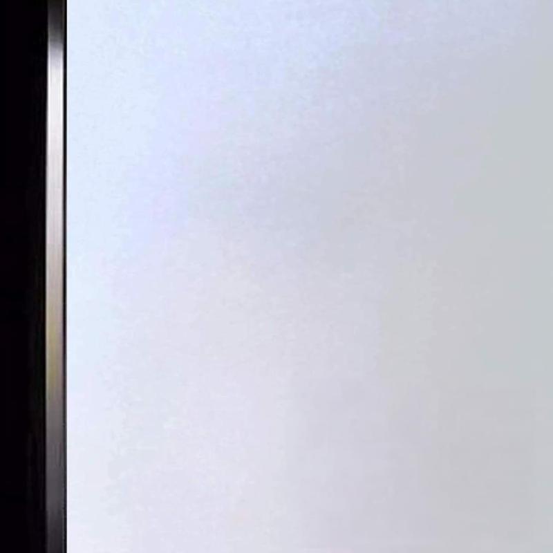 DUOFIRE 窓ガラス目隠しフィルム すりガラスシート 艶消し白い 目隠しシート プライバシー保護 UVカット 75x200cm【目隠し・プライバシー保護機能】本製品は、窓ガラス目隠しフィルムとして、窓からの視線をやわらかく遮ります。約20cm以上離れていただければ、天候や時間帯を問わず、室内の様子が見えにくくなり、プライバシーを守ります。外光は十分に取り入れつつも遮蔽性を確保するため、カーテンを閉じた時のような暗さや圧迫感がなく、明るく開放的な空間をご実現できます。透明ガラスを簡単にすりガラス調に変えるお手軽シートです。【簡単貼り付け・繰り返し使える】DUOFIRE 窓ガラスフィルム 目隠しシートであり、水のみで簡単に貼り付けが可能です。静電吸着式のため、のりや粘着剤を使わず、剥がした後にも跡が残りません。貼り直しが何度でもできる再利用可能設計で、長くお使いいただけます。初心者の方でもきれいに施工できますのでご安心ください。必ず保護フィルムを剥がしてからご使用ください。この工程を省略すると、シートが剥がれ落ちる原因となります。滑らかなガラス面などにご使用ください。凹凸の多い面や多孔質の面には適しません。【UVカット・飛散防止】この目隠しシートは、窓ガラスを通して侵入する有害な紫外線をカット。お部屋のフローリング、畳、カーペットや家具・インテリアの日焼け・褪色・劣化を防ぎます。さらに、万一の地震や強風などでガラスが割れた際にも、破片の飛散を抑え、二次災害のリスク軽減に役立ちます。【省エネ・断熱効果で快適空間を】目隠しシート 窓にお貼りいただくことで、夏は室外の熱気を遮り（遮熱）、冬は室内の暖かい空気を逃がしにくくします（断熱）。これにより、エアコンの効率が向上し、冷暖房費の節約に貢献。年間を通じて快適な室温を維持し、省エネにつながります。【施工道具セット同梱】DUOFIRE 窓用目隠しシート 貼り付けに必要な道具はすべて梱包筒の中に収納されています。取り出し忘れのないようご注意ください。お手元に届いたその日に、どなたでも簡単に施工いただけます。【ご使用上の注意】本製品は滑らかなガラス面専用です。凹凸のある面にはご使用いただけません。
