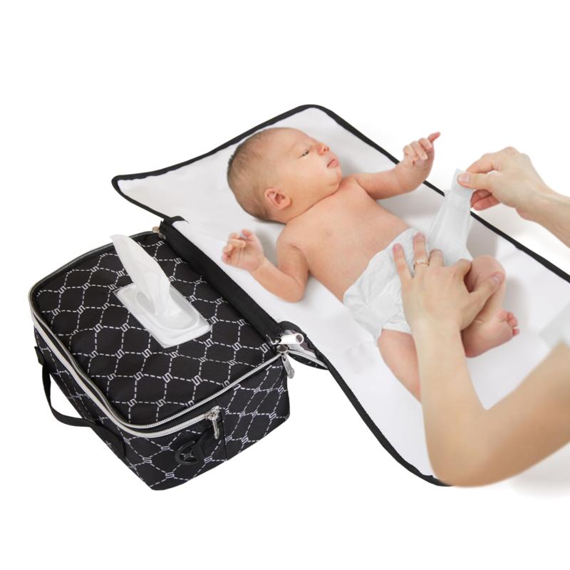 Sunveno おむつポーチ ベビー用品収納 肩掛けおむつポーチ 大容量 おむつ収納 小物入れ かわいい 旅行用ポーチ おしゃれ 出産祝い (黒色, おむつ替えシート)【大容量】Mサイズはおむつ8枚収納可能で、Lサイズは15枚もスマホや小物を収納できるポケットがあり、外出でも楽々です。さらに、Lサイズは哺乳瓶置くポケットが設置されています。【多機能】：おしりふきやティッシュがセットできて、前からすぐに出すことができます【用途多様】：おむつ入れだけではなく、お着換え入れとして、ママの化粧ポーチとしてもお子様のミニバッグなどとしても長くお使い頂けます【撥水加工＆軽量素材】：撥水加工のポリエステル素材を使用されています。水や汚れに強い、濡れた場合もお手入れが簡単【ショルダーストラップ】：Lサイズはショルダーストラップが付属されていますので、おむつポーチ一つで外出しても心配なし