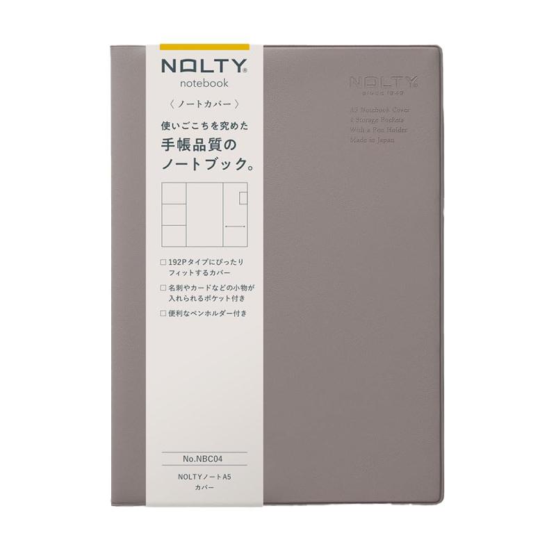 能率 NOLTY ノートカバー A5 グレージュ NBC04【手帳品質のノートブック】70年以上にわたり、手帳を作り続けてきたNOLTYのノートブック。手で書くことで考えがまとまっていく心地よさ、書くことに没頭し、自分だけの世界を広げる楽しさをあなたに。研究を重ねて作り上げたNOLTYダイアリーペーパーはどんな筆記具でも滑らかで洗練された書き心地。また、こだわり抜いた製本と耐久性に優れた上質な表紙が、長年の使用にも変わらぬ品格を保ちます。手帳づくりのノウハウを注ぎ込み、磨き抜かれた使い心地をあなたに。【NOLTYノート専用のA5ノートカバー】マットな上質素材で汚れや傷からノートを保護。シックな3色をご用意しました。名刺やカードなどの小物を入れられる3段カードポケットと便利なペンホルダー付き。【商品詳細】カラー:グレージュ / サイズ:217x157x2(mm) /重さ:85.5g / 製 Made in Japan 他社製品はサイズが異なるため、入らないことがありますのでご注意ください。