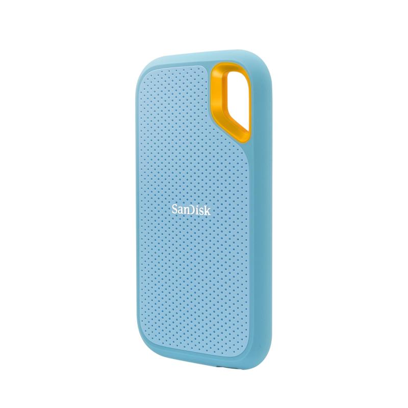 SanDisk (サンディスク) 1TB Extreme (エクストリーム) ポータブルSSD - 最大1050MB/秒 USB-C USB 3.2 Gen 2 IP65の耐水および防塵 アップデートされたファームウェア スカイブルー - 外付けソリッドステートポータブルかつ大容量のドライブ。最大1050MB/秒の読み取り速度と1,000MB/秒の書き込み速度のNVMeソリッドステートパフォーマンスを実現。(1) (社内テストに基づきます。ホストデバイスやその他の要因によってパフォーマンスが低下する場合があります。 1MB=1,000,000バイト。)最高3メートルの落下耐性とIP65の耐水性と防塵性により、このタフなドライブは耐久性に優れています (3) (以前の製品は、2メートルの落下耐性とIP55定格となっており、 今回の製品は、より高度な仕様となりました。)便利なカラビナループを使ってベルトループやバックパックに固定すれば、より安心です。256ビットのAESハードウェア暗号化機能を備えたパスワード保護で、コンテンツのプライバシーを守ります。 (3)SanDisk Memory Zone(サンディスクメモリーゾーン)アプリを使えば、ファイルを簡単に管理し、スペースを自動的に空けることができます。 (5)