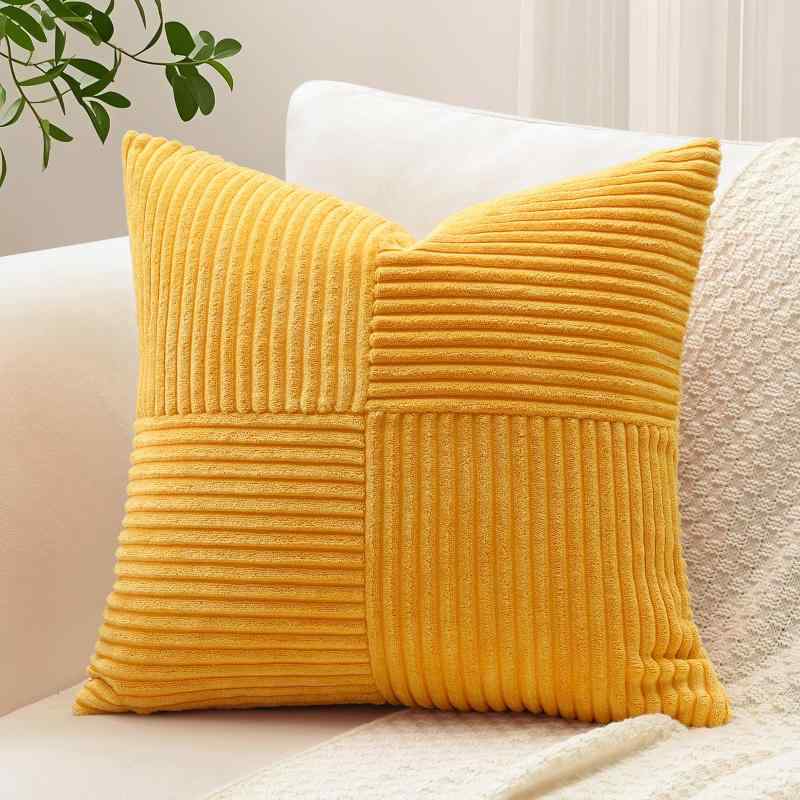Otostar クッションカバー 60x60cm 1枚 無地 おしゃれ 可愛い コーデュロイ 4分割デザイン ストライプ モダン ジッパー式 インテリア 室内装飾用 装飾用ピローカバー (60x60,ゴールド)デザイン: モダンなコーデュロイ素材を使用し、4つの異なる方向のストライプパターンが美しく組み合わされたクッションカバー高品質素材: コーデュロイの柔らかい生地を使用し、快適な触り心地と耐久性を実現。手洗い可能で簡単にお手入れができます実用的な機能: ジッパー式の開閉で、クッションの出し入れが簡単。室内用のソファーやベッドの装飾に最適サイズ仕様: 60x60センチメートルの正方形デザインで、一般的なクッションサイズに対応汎用性: オールシーズン使用可能で、リビングルームのインテリアにマッチするコンテンポラリースタイルのデザイン