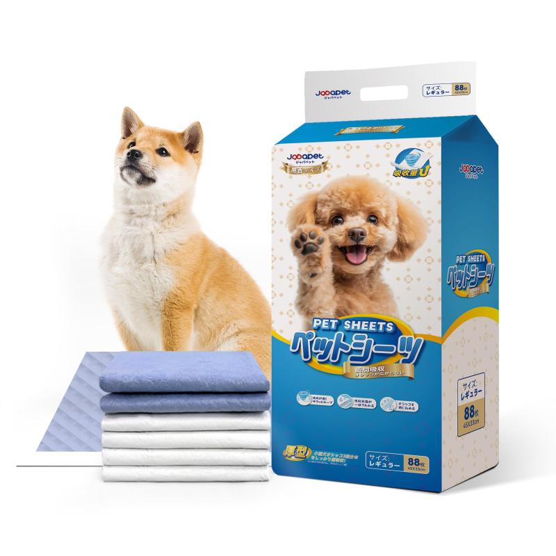 Japapet ペットシーツ 厚型 レギュラーサイズ 33×45cm 88枚入り×4袋 ケース販売 使い捨てタイプ【スピード吸収でさらさら持続】 おしっこをした瞬間からすばやく吸収たっぷりの高分子ポリマーが薄型でもしっかりロックし、表面はいつでもサラッと快適。愛犬も一日中ごきげんに過ごせます。【にじませない＆広がらない】 エンボス加工が液体の広がりをしっかりガード。吸収エリアを集中させることで、足やお腹が濡れにくく、汚れやモレの心配も軽減します。【ギュッと密着してモレ防止】 高密度の吸収ポリマーが液体をしっかり閉じ込め、踏んでも圧力がかかっても逆戻りしにくい安心設計。無香タイプだから、敏感なわんちゃんの鼻にもやさしいです。【1日1枚で経済的＆エコ】 長時間使えるからこまめな交換は不要。お世話の手間を減らし、ゴミも少なく環境にもやさしいので、毎日のケアをもっとラクに、もっとスマートにできます。