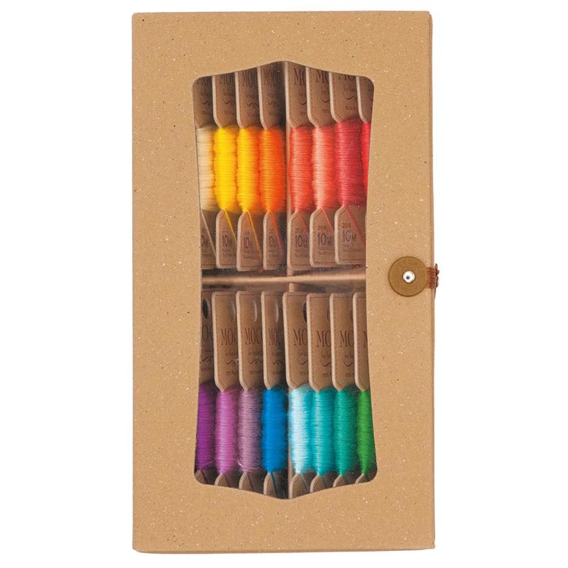 FUJIX フジックス MOCO モコ 紙箱セット C 10m 単色20色 スタンダードカラー 手縫い糸 ステッチ糸ふっくら、モコモコした質感がかわいい手縫いステッチ糸のグラデーションカラーの20色セットです。ポリエステル100％で光沢のない1本どりのMOCOは、スムーズな縫い心地でどんな素材に もマッチします。単色カラー20色でおしゃれなカラーバリエーションです。太さと丈夫さを併せ持つ糸ですから、バッグの 持ち手やボタンつけにもお使いいただけます。セット内容：単色カラー20色×各1枚　/ 1枚あたりの糸の長さ：10m巻素材:ポリエステル100% 右撚り使用針：フランス刺しゅう針3　/ 主な用途：ハンドステッチ【ご注意】2025年9月頃より、紙箱の素材を順次変更をしております。ご注文をいただくタイミングにより、在庫をお選びいただくことはできかねますため、予めご了承ください。