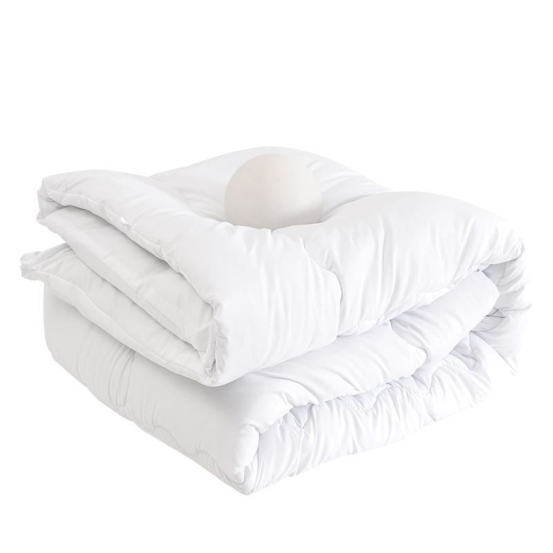 COZYNOVA 掛け布団 セミダブル オールシーズン 掛けふとん 洗える 軽量 吸水速乾 かけ布団 柔らかな肌触り 暖かい ピーチスキン加工 ほこりが出にくい 通気性 抗菌防臭 ふとん 掛布団 （ホワ【清潔で快適な掛け布団】 効果的な抗菌剤を使用し、布団の清潔さを長持ちさせます。防ダニ・抗菌防臭加工を施しているため、いつでも清潔な状態を保て、通気性もアップした快適な寝心地を実感できます。細菌の増殖を防ぎ、防臭効果を発揮するので、安心してご使用いただけます。【軽くて暖かい中空構造のかけ布団】 中空構造の中綿がふんわりと空気を含み、保温力が高く「ちょうどいい暖かさ」をキープします。軽くてほんのり暖かく、高い吸湿・放湿性で蒸れにくい快適さが特徴です。耐久性に優れ、綿切れが少なくほこりも出にくいため、清潔で快適な状態を長く保ちま。【ピーチスキン掛け布団】 桃のようななめらかでやわらかい肌触り。軽量で保温性に優れ、ふんわりとした寝心地で、まるで雲の中で寝ているような快適さを実現します。洗濯してもへたりにくく、中綿が固まりません。【丸洗いOKで清潔保持】ご家庭の洗濯機で丸洗い可能（手洗いも可）。ポリエステル生地とポリエステル綿を使用しているため乾きが早く、速乾性で蒸れにくいさらっとした肌触りが特徴です。繰り返し洗っても効果が持続し、洗濯後の乾燥が早いので、いつも清潔な状態を保ちたい方におすすめです。【商品仕様】 サイズ：約170×210cm（セミダブル 掛けふとん） 商品重量：約1.9kg 側生地：ポリエステル100％ 詰め物：ポリエステル100％（中空ポリエステル綿，約1.2kg） 8箇所ループ付きで、掛けカバーのずれを防止し、快適にご使用いただけます。 軽量で持ち運びも簡単、季節を問わず長く使える安心設計の掛け布団です。