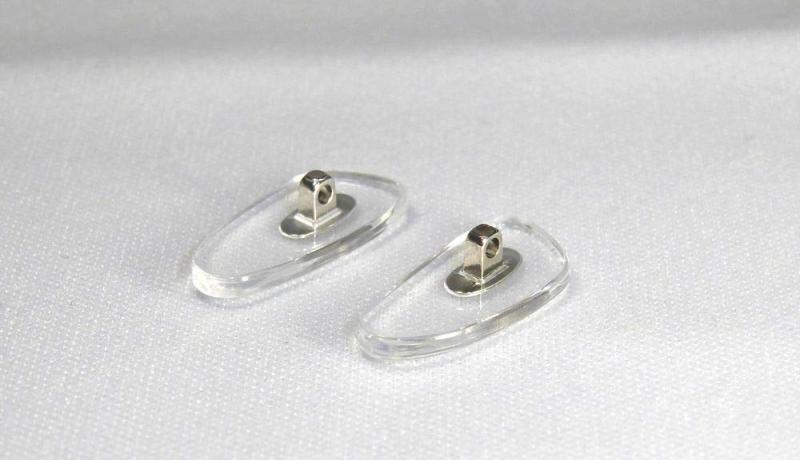 【Nose　Pad】　鼻パット　いつも清潔　『ニュクレル』を使用した　安心、安全のパットです　中央金具色　シルバー　中サイズと小サイズをお選び頂けます。 (中央金具　シルバー　【小】