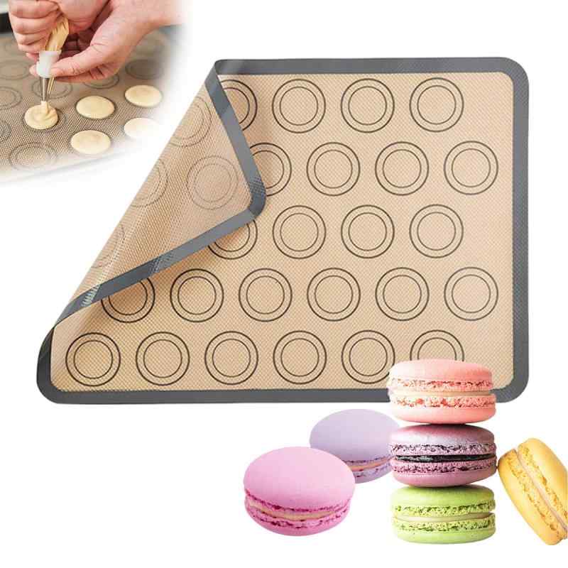 オーブンシート クッキングシート マカロンシート 42*29.5cm 食品級シシリコンマット ベーキングマット パンマット 製菓マット 耐熱1.【製品仕様】オーブンシート マカロンシート*1。サイズ：42*29.5*0.7cm。厚さ0.7mmで、市販の0.4mmのものよりもかなり厚く、もう他のパーチメント紙を使用する必要はありません。2.【食品グレードのシリコーンマット】耐久性と安全性あるの食品グレードのシリコーンで作られており、何度でも再利用可能です。柔軟性のあるベーキングマットは、ノンスティック表面を備えており、食べ物を簡単に取り出せます。余分な油塗りは不要です。3.【高温耐性・変形しにくい】230℃まで耐熱性があり、異臭もなく、変形しません。オーブンや電子レンジなどに使用可能です。4.【繰り返し利用&amp;簡単なお手入れ】シリコン製のベーキングマットは繰り返し利用可能で、お手入れも簡単です。使用後は、マットを石鹸水で手洗いし、空気乾燥させるか、食器洗い機（上段のみ）で洗うことができます。5.【多用途】ノンスティックマカロンシリコーンマットは、クッキー、パン、キャラメルやパン、さらには焼き魚など、ほぼ無限のベーキングオプションに対応しています。さらに、滑り止め効果があり、ドウのローリングに最適なパストリーマットとしても活用できます。