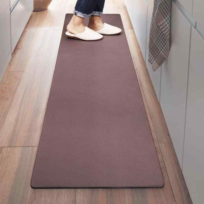 Tydle 拭けるキッチンマット 60×240cm 低反発 厚さ6mm 洗濯不要 PVCキッチンマット クッション性のあるPVC素材 お手入れ簡単🎁【洗濯しないキッチンマット】サッと拭くだけで簡単にキレイになります。お洗濯の必要がありません布製のものは汚れが染み付き、洗っても取れず毛玉が出来たり、変形したりしていましたが、布より衛生的な拭けるキッチンマットはそんな心配がなく使えます。このお手入れの手軽さが、PVC素材のキッチンマットの人気の要因でもあります。🎁【低反発だから足元が楽】適度な厚み6mm、柔らかくクッション性のあるPVCキッチンマット。モチモチとした踏み心地で、【体圧分散効果】があります。身体の一部分だけに強い圧力がかからないようにすることで、足腰の負担を軽減します。物が落下しても衝撃を吸収し、傷や凹みからフローリングを守ります。こちらのマットは6mmの厚さを感じず、ロボット掃除機もスイスイのぼります。🎁【しっかり滑り止め効果】裏面には滑り止め加工が施されており、床面に密着してずれにくい。安定して料理をすることができます。四隅がつまずき防止の角丸仕様：足元の引っかかりによってめくれやすい角を丸くカット。反り返りを防ぎ、快適にお使いいただけます。🎁【冬場でも快適に使える】PVC素材のキッチンマットは見た目が寒い」「踏むとひんやりしそう」という印象がありませんか？あるキッチンマット比較実験で、50度前後のお湯をそれぞれのキッチンマットの上に置き、お湯の温度の下がり幅を比較します。温度変化が最も少なく、高い温度を保つことができたのはPVC素材のキッチンマットでした。厚みがあるおかげで、床からの冷たさや熱を軽減し、冬季や夏季の温度による足へのストレスを和らげてくれます。床暖房対応OK。🎁【敷くとすぐにまっすぐに】コンパクトに折りたためるので、持ち運びもラクラク。しまっておくときも場所をとりません。本製品はくるくる小さく巻かれた状態で送られますが、伸ばして敷いたら、端が丸まって反ってくることがなく、すぐに綺麗な状態でお使いいただけます。シンプルな無地ですのでキッチンに馴染みやすく、生活感とお洒落な感じを引き出してくれます。素材特有のにおいがあります。気になる場合は、風通しのよい場所で2-5日、陰干ししてください。