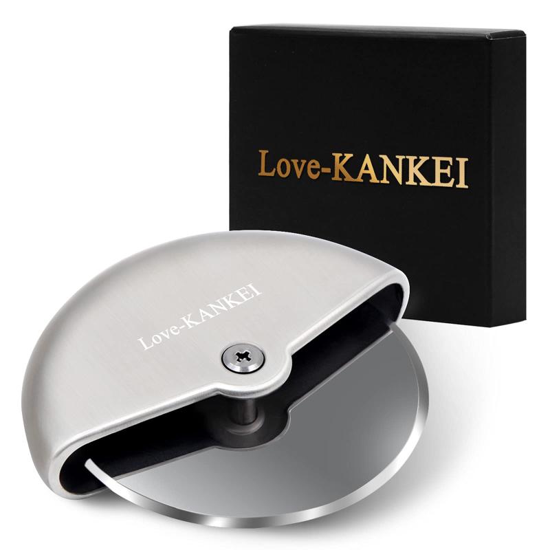 Love-KANKEI ピザカッター 家庭 事務 キャンプ 回転式 耐久性 コンパクト収納 ステンレス製【サイズ】：直径8cm×厚み0.9cm、全体直径10cm、重量：130g　【材質】：刃/sus430（18-0ステンレス）、ハンドル/SUS304（18-8ステンレス）【安全性】：取っ手長いピザカッターと違い、力入れやすいし刃部分の露出が少ないため、テーブルの上に置く時や引き出しなどにしまう際も安全です。【用途】：手作りピザはもちろん、宅配ピザも食べやすい大きさに自由にカットできます。コンパクトサイズなので、楽々キャンプに持って行けます。【パッケージ内容】：ピザカッター×1 カッターカバ×1 外箱×1