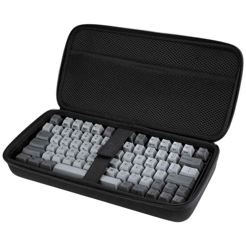 For REALFORCE RC1専用 収納ケース 70% 82キー 語・英語配列 ケースのみ（ブラック）【専用設計&amp;簡単収納】対応機種:REALFORCE RC1用 C1HJ13/C1HK13対応 70% 82キー 語/英語配列 キーボード専用設計。製品寸法：(1)外寸：約330mm（幅）×165mm（奥行）×55mm（高さ）(2)内寸：約310毫米（宽）x 140毫米（深）x 50毫米（高）手動測定のため若干の誤差ありますのでご注意ください。本商品は収納ケースのみの販売です。キーボード本体およびその他の付属品は含まれておりません。【メッシュポケット付】リアルフォース RC1専用ケース内のバンド（マジックテープ）でキーボードをしっかり固定、移動中のズレや衝撃による本体のガタつきを防ぎます。上部のメッシュポケットがケーブル類やキーキャップはずしなどの小物を収納でき、開けた瞬間に飛び出す心配を解消します。【三層構造&amp;表面防水】ACE LIGHTINGのRC1用キーボード収納ケースは、大切な機材をしっかり守る三層構造を採用(1)外層：撥水加工ナイロン生地：水滴やホコリの侵入をブロックし、外出先でも安心。(2)中層：高密度EVAクッション：移動中の衝撃や圧力を吸収し、キーボードを安全に保護。(3)内層：柔らかなベルベット素材：本体をキズや擦れから優しく守ります。さらに、スムーズに開閉できるダブルジッパー仕様で、出し入れも快適です。【抜群耐久&amp;実用設計】防水性・耐摩耗性・耐衝撃性に優れた素材を採用し、長期間の使用でも型崩れや劣化の心配がありません。シンプルなブラックを基調としたデザインは、ビジネスから日常まで幅広いシーンにマッチ。見た目のスマートさと実用性を兼ね備えた、REALFORCE RC1専用の高品質キーボード収納ケースです。【携帯便利&amp;安心保護】リアルフォース RC1ケース本体は軽量設計で持ち運びやすく、バックパックやトートバッグにもすっきり収まります。高密度EVAクッションを採用しているため、満員電車や移動中に圧力がかかってもキーボードをしっかり保護。出張・通勤・外出先での使用にも最適で、大切なキーボードを安全かつスマートに持ち運べるRC1キーボード収納ケースです。