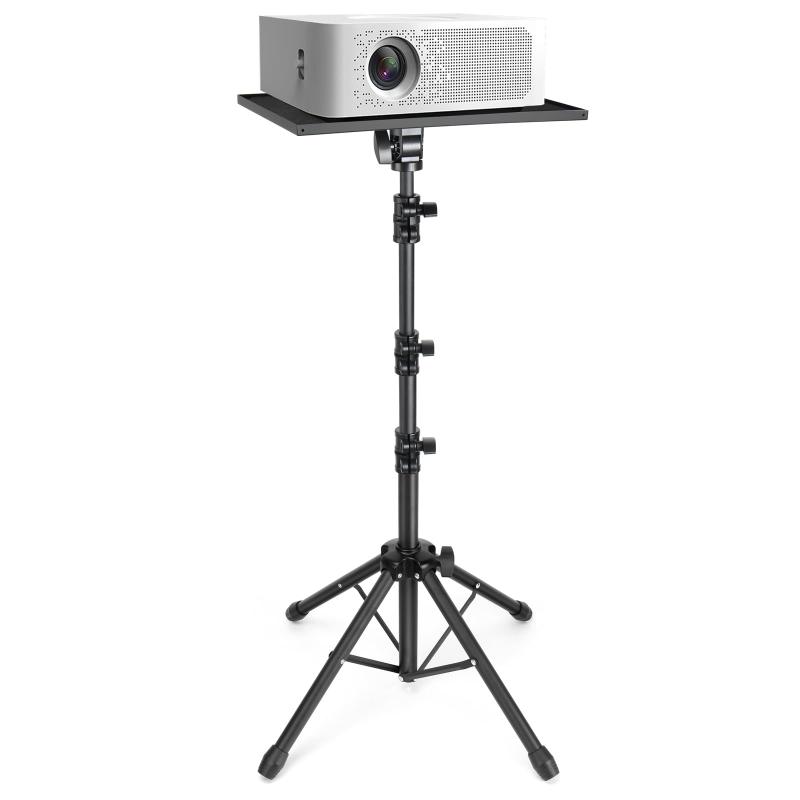 Lefon プロジェクタースタンド アップデート版 四脚式 プロジェクター 台 65cm～130cm 3段階高さ調節 角度自由調整 耐荷重15kg「高さ調節可能」このプロジェクター スタンドは65cm～130cmまで3段階伸縮調整可能です。取り付けと分解が簡単で、楽に使用できます。「 アップデート版四脚式&amp;強化構造」高品質なアルミニウム合金で作られた四脚、広いオープンエリア、強力な安定性。耐荷重は15kg。頑丈な構造となり、耐震性と安定性が確保できます。「角度自由調整」プロジェクター 台のトレイは180°調整でき、座っていても立っていても一番快適な位置でノートパソコンを使え、背中や首のこわばりを減らすことができます。「落下防止機能」弊社のプロジェクタースタンドは滑り止めのシートがあり、プロジェクターやパソコンが安定に固定できます。スタンドの天台部分は四面囲まれているような形で作られ、もっと安心にお使いいただけます。「多用途」プロジェクター台だけでなく、自宅、会議、研修、懇親会、結婚式、パーティーなど様々な用途に合わせることができます。小型とシンプルでオフィスや旅行、出張するときにも活用されています。