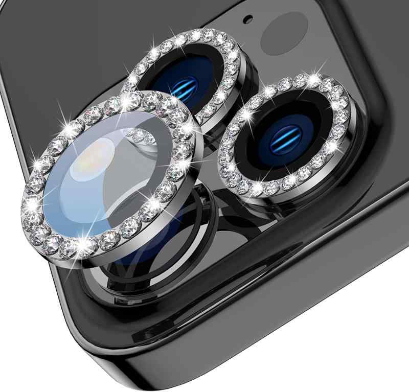 【6枚セット】AMAPC for iPhone12 Pro カメラフィルム iPhone12 カメラフィルム iPhone12 mini 用 カメラフィルム iPhone12 レンズ保護カバー 薄型 強化ガラス 耐衝撃 独立型 黒縁取り 露出オーバー防止 ア【9h強化ガラス&amp;圧倒的な耐衝撃性】このレンズ保護フィルムはiPhone12 Pro/iPhone12/12 minixに専用設計。製9h強化ガラスを採用し、衝撃に強いアルミニウム合金との組み合わせ、落下時のカメラへの衝撃、鋭いものからの摩擦による細かい傷などからカメラレンズをきちんと守られます。【露出オーバー防止・99.9%高透過率】ピントが合わない、反射が起きる、まだ悩んでいますか？iPhone12 Pro・iPhone12・iPhone12 mini ミニカメラカバーは全く問題ないフラッシュ部分を隠さない、さらにカメラ覆う部分で黒縁取りな遮光設計を採用され、露出オーバーや白写りを防げる。また、フィルム表面は光学技術・ARコードを施され、光の透過率は99.9％に達し、より自然で鮮明な画像を楽しめる。【超高透過率】強化ガラスに光学コーディング層（AR）技術を採用し、高い透明度を実現します。レンズ部分を保護しながら、iPhone本来の高画質を楽しむことができます。わずか0.25mmの極薄型で、違和感もなく本体の設計も損なわないです。【指紋防止・気泡ゼロ・貼付け簡単】強化ガラスカメラフィルムの表面は指紋防止コーティングが加工されるため、指紋が付きにくく、汚れが付いても布で拭くだけできれいになります。保護シールを剥がし、レンズの位置を合わせて上から軽く置くだけで気泡が入ることなく簡単に貼り付けられます。【気泡なし一秒で貼る・6枚セット】位置調整が不要で、自己吸着加工により、軽く置くだけで一発で気泡もなく浮きもなく綺麗に貼り付け、素人でも簡単に装着できる。更に、6枚セットで、張替の分も予備していますので安心感を大幅にアップ。