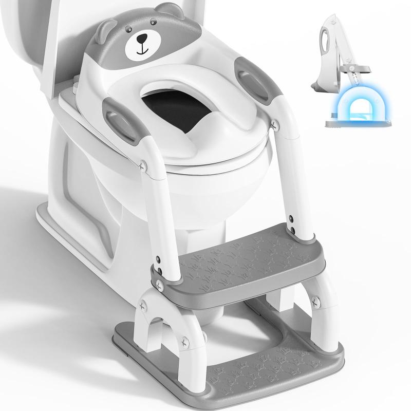 トイレトレーニング階段付きの子供補助便座，アップグレードされた丸アーチ型補助便器はしご， 8段階高さ調整、折りたたみ式設計、快適で安全な幼児補助便座，子供用トイレ 踏み台【8段階高さ調整】子供の快適さとニーズに合わせて調整できる8つの調節可能な穴の階段を備えた子供補助便座。子どもの成長に合わせて身長が変化し、自分のニーズに合わせてネジを調整することで高さをコントロールでき、使い勝手はとても簡単です。異なる年齢層の児童の要求を満たし、トイレトレーニングを手伝い、良いトイレ習慣を身につける。子供用辅助 便座としても使用でき、子供が水槽やトイレに着くための踏み台としても使用できます。【より安全な三角形構造】両足補助便器のはしごの不安定性を改善するために、今年は三角形構造を発売しました。安定した三角形構造の基礎と滑り止め設計は安定性を確保し、事故の発生を防止し、トイレトレーニングをより安心させた。トイレトレーニング踏み台の段差表面は32 cm×13.5 cmに広がっており、お子様は安心してこの補助便座を使用して、1～3歳の幼児が安心して使用できるようになっています。【衛生的で快適】改良された防水PVCマットは優れた弾力性と柔らかい手触りを持ち、子供の敏感肌を保護する。小便栓の設計は、尿の飛び散りを回避し、浴室を清潔に保つのにも役立ちます。子供用便器の背もたれにはクマの模様がデザインされており、かわいらしいイメージで、赤ちゃんが独立してトイレに行く良い習慣を育むことができます。【組み立てやすい】階段付き補助便座は簡単な設計で、すばやく設置することができ、よろよろ歩きの子供がすぐにトイレトレーニングを開始できるようにすることができます。私たちの便器訓練便座は、V形、U形、O形を含むすべての基準と延長便器に適用されますが、四角い便器とは互換性がありません。【省スペース】子供用補助便座は、コンパクトなバスルームや外出先での使用に最適です。折りたたみ式のデザインを採用し、幼児がトイレに行った後、1秒で折りたたみ、壁際に置くことができ、非常に省スペースで、製品自体の重量は1.8 kgで、2歳の子供も一人で運ぶことができ、一人でトイレを済ませることができる。