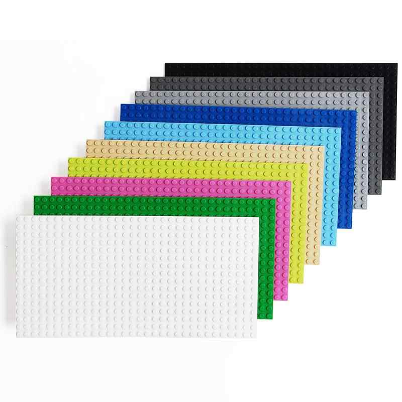 INIBUD 基礎板 ブロック プレート クラシック 互換性 両面 16×32ポッチ (10色セット)ブロック遊びには基礎部分があると遊びの幅が広がります、創造力を膨らませて楽しめます。ブロックをしっかり支えて、楽しいブロック遊びができます、家やお城または街などいろいろ作れます。この基礎板はブロックとしっかり繋げて、いつでも便利に作品をあっちこっちに移動することができます。ABS素材で作られ、安全性と耐久性があり、洗浄しやすいです。両面板です、裏面にもブロックつけられます。レゴ純正品ではございませんが、レゴのクラシック基礎板と互換性があります。対象年齢：6歳以上
