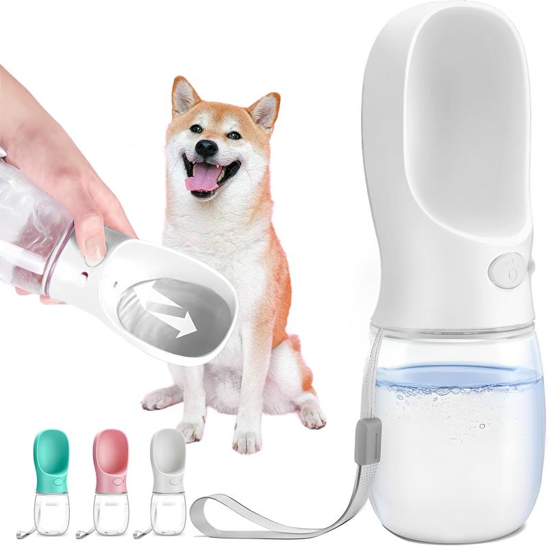 DKPlus ペットウォーターボトル 給水器 犬猫など 多種ペット携帯用水飲みボトル 水槽付き 水漏れ防止 手軽に水分補給が出来 犬の散歩 ランニング アウトドア ドッグウォーターボトル ペット✔️水を無駄にしない：未使用の水は水のキーを押すことで簡単に容器に戻ることができます。✔️漏れ防止：シリカゲルシールリングとロックキーのデザイン。ペットボトルの水が漏れないことを確認してください。 どこでも濡れたり、もう水を浪費したりする心配はありません。✔️丈夫で安全：携帯用の犬用ウォーターボトルは高品質の食品グレードの素材で作られています。BPAフリー、FDA承認済み。✔️ポータブルドッグウォーターボトル：屋外ウォーキング、ハイキング、旅行には十分な350ML容量。 コンパクトなサイズは、あなたがそれをあなたのバッグに容易に入れることができることを確かめるか、または付属のストラップであなたの手の上に便利に持っていくことができるようにします。✔️使いやすい：片手操作、水を満たすために水のキーを押す、止めるために解放、犬のための水のボトルであなたのペットを養うことは非常に簡単。
