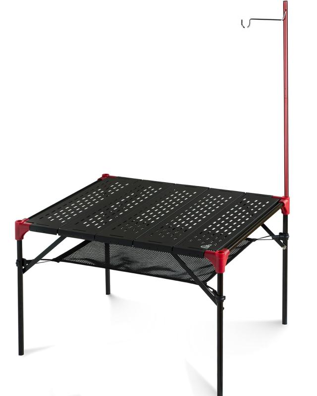 【iClimb（アィクライム）】連結して広く使える キャンプ アルミテーブル L ランタンハンガー付き 52×42cm メッシュネット付き 軽量 コンパクト 収納袋付き 耐荷重30kg ブラック【Lサイズ 52×42cm・ランタンハンガー付き】天板5枚仕様。展開サイズは約52×42×38cm、収納サイズは約43×11×11cm、重量は約1.7kg。ランタンハンガー、メッシュネット、収納袋が付属し、ソロキャンプやサイドテーブル用途に使いやすいサイズ感です。【専用連結天板で横に拡張できる】別売の専用連結用天板を使えば、2台以上のテーブルを横方向につないで天板スペースを拡張可能。調理器具や食器をゆったり置きたい時や、複数人での食事シーンにも対応しやすい設計です。【重ねて使えば収納ラックのようにも活躍】複数台のテーブルを上下に重ねることで、上段は天板、下段はギアや小物の収納スペースとして活用可能。限られたキャンプサイトでも空間を立体的に使いやすく、サイト全体をすっきり整えられます。【中空天板採用。軽量で持ち運びやすい】天板とフレームにはアルミ素材を採用し、さらに天板は中空デザインで軽量化。収納サイズは約43×11×11cmとコンパクトで、車載しやすく、持ち運びもしやすい設計です。【三角補強フレーム＋メッシュネットで安定感アップ】脚フレームを展開後、各補強フレームをしっかり固定することで、ぐらつきを抑えて安定感を高めます。付属のメッシュネットは、食器や小物の一時置きとして便利なだけでなく、テーブル下部の安定補助としても役立ちます。【耐熱・防水・防錆・耐食仕様でアウトドアに使いやすい】天板表面にはスプレーコーティングを施しており、耐熱・防水・防錆・耐食性に優れています。汚れも拭き取りやすく、調理台や食器置きとしても使いやすい実用設計です。【伸縮コード連結フレームで設営・撤収がスムーズ】脚フレーム各パイプは貫通式の伸縮コードで連結されているため、パーツを紛失しにくく、組立時の向きも分かりやすい仕様です。初めてでも比較的設営しやすく、撤収もスムーズに行えます。【組立時のご注意】脚フレーム四隅の補強フレームとハングバックルは、外向きではなく内側・裏側方向になるように設置してください。また、脚フレームを組み立てた後、天板を載せる前にメッシュネットを先に取り付けるとスムーズです。商品ページ内の組立動画もあわせてご確認ください。 【1年間品質付き】iClimb製品は1年間の品質付き。万が一不具合がございましたら、注文履歴よりご連絡ください。迅速に対応いたします。