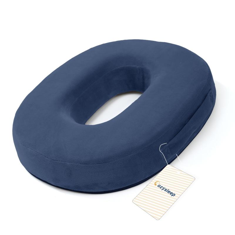 CozySleep 円座クッション ドーナツクッション ドーナツ座布団 お尻が痛くならない 産後 痔 着脱カバー 洗える ネイビー 43*35*7cm【O型中空構造】が痔疮・産後の痛み・骨盤圧迫を軽減、座るのがラクになります。椅子の硬い座面、地面などに直にじかにのせることができます。長時間座っても疲れにくい円座クッションになります。【高反発ウレタン】CozySleepの円座クッションは高密度ウレタン使用で沈み込みにくいです。低反発がお好きなお方には「硬い」と思われるかもしれないですが、支持力を優先的に着目したので、高反発ウレタンにしました。高反発で体圧を分散ししびれ発生しにくく、座り姿勢をサポートします。【カバー】は肌触りのよいマイクロファイバーを使用します。ファスナー付きで取り外し可能です。円座布団の本体は洗濯できなく、カバーは洗濯できます。洗えて清潔を保って、衛生管理が簡単にできます。【ハンドル】付きでオフィス・車・室外への持ち運びがラクで、お宅での収納もラクラクです。【商品情報】［サイズ］：M-約38*30*7CM　L-約43*35*7CM　大柄なお方はLサイズがおすすめです。［素材］：ポリエステルカバー＆高反発ウレタンフォーム　［仕様］中空構造、着脱ファスナー付き、ハンドル付き　［活躍シーン］医療ケア、産後、痔疮、椅子代用