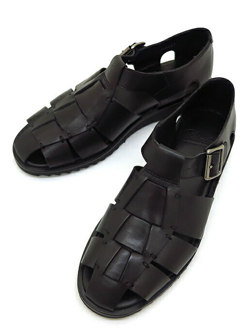【smtb-kd】 【「Paraboot　パラブーツ」】 【「グルカサンダル　PACIFIC」】 【「シューズ\カジュアルシューズ」】【「春夏」】グルカサンダル　PACIFIC Paraboot　パラブーツ par320801 商品説明 ※ご希望のサイズが無い場合、本国含めて最大限の対応をさせて頂きますので遠慮なくご連絡ください。 「Paraboot(パラブーツ)」より、クラシカルなデザインにパラブーツらしいカジュアル感がプラスされた絶妙なグルカサンダル「PACIFIC」。 伸縮性のあるストラップで容易に脱ぎ履きが可能なこのサンダルは、先日店頭にて開催したパラブーツフェアでも特別人気の高かった1足です。フェアでこのグルカサンダルを試着された方は皆その履き心地に驚かれていましたが、その秘密はオリジナルのラバーソール「SPORT」にあります。 踵にかけて徐々に厚くなっていくフォルムのラバーソールの中は特殊なハニカム構造となっており、空気を含んだクッション性と高いグリップ力で、サンダルながら靴同様の安定した歩行が可能です。 現代のモノ作りのほとんどが、効率化、コストダウンに進む中、真面目にコツコツ良いものを作り続けているブランドです。この素晴らしいクオリティ、履き心地の良さを、是非お試しください。 ▼モデル品番 PACIFIC/SPORT NOIRE-LIS NOIR 123312 ▼サイズ 39サイズ:約24.5cm~約25.0cm 40サイズ:約25.0cm~約25.5cm 41サイズ:約25.5cm~約26.0cm 42サイズ:約26.5cm~約27.0cm 43サイズ:約27.5cm~約28.0cm ▼ブランド紹介 「全ての製品に本物の信頼性と高い品質、そして魅力を」というコンセプトをもとに作られた、フランスのシューズブランド「Paraboot(パラブーツ)」。 自社の靴に用いるソールをも自ら製造する世界で唯一のシューズメーカーです。創業以来、変わらない魂と厳しい基準のもとに「Paraboot」は造り続けられ、まもなく一世紀が経とうとしています。 サイズ詳細 サイズ 39 40 41 42 43 商品情報 ブランド Paraboot　パラブーツ 品　名 グルカサンダル　PACIFIC 品　番 par320801 展開色 ブラック 素　材 牛革 生産国 イタリア シーズン 【「グルカサンダル　PACIFIC」】