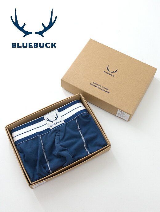 【「BLUE BUCK/ブルーバック」】 【「ボクサーパンツ/オーガニックコットン」】 【「ファッショングッズ\アンダーウェア」】【「オールシーズン」】ボクサーパンツ/オーガニックコットン BLUE BUCK/ブルーバック blb461003 商品説明 イギリスのメンズアンダーウェアブランド「BLUE BUCK/ブルーバック」より、オーガニックコットンを使用したメンズボクサーパンツが入荷しました。 肌当たりの柔らかいオーガニックコットン素材のショート丈ボクサーパンツです。通常ゴムをそのまま使用するウエストバンドの表面をオーガニックコットンにしており柔らかく優しくフィットしてくれます。これはBLUEBUCKの最大のセールスポイントで、他にはない着用感を体感できます。 オーガニックコットンにポリウレタンを混紡した天竺編みは、伸縮性に富み、通気性・吸湿性にも優れ、丈夫で耐久性もあります。 化粧箱も付くのでプレゼントにも最適です。 ※ラッピングしてお送りいたしますのでご希望の方は注文時の備考欄にご記載ください。 ▼ブランド紹介 英国のメンズアンダーウェアブランド「BLUE BUCK/ブルーバック」。 ポルトガルの自然が育んだオーガニックコットンとオーストリア製のウエストゴムが織りなす絶妙のフィット感と肌触りに多くの方が虜になると思います。 価格は現地価格と同じですので少しお得にもなっております。 サイズ詳細 サイズ ウエスト S 74-79 M 80-85 L 86-92 XL 94-99 商品情報 ブランド BLUE BUCK/ブルーバック 品　名 ボクサーパンツ/オーガニックコットン 品　番 blb461003 展開色 ネイビー 素　材 オーガニックコットン95% ポリウレタン5% 生産国 Italy シーズン 取扱表示 【「ボクサーパンツ/オーガニックコットン」】