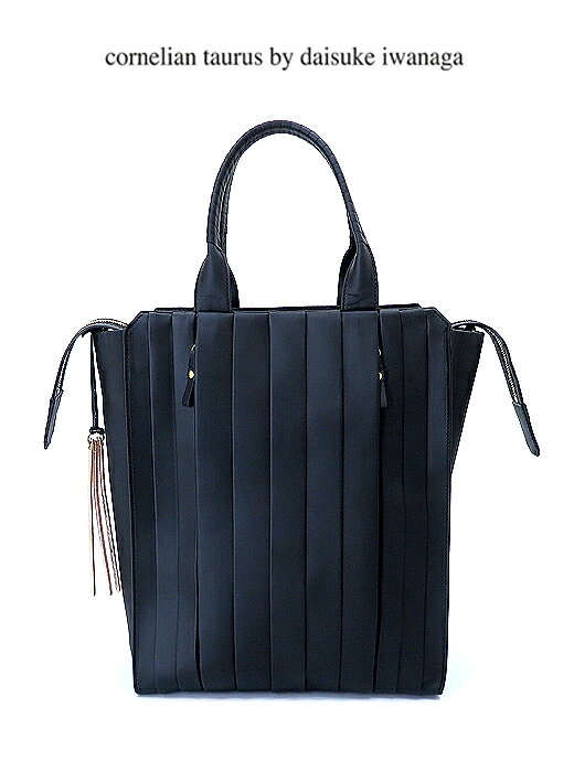 【smtb-kd】 【「cornelian taurus by daisuke iwanaga 」】 【「トートバッグ/wave tote HIGH」】トートバッグ/wave tote HIGH cornelian taurus by daisuke iwanaga cor522001 商品説明 メイドインジャパンの美しいバッグブランド「cornelian taurus by daisuke iwanaga コーネリアンタウラス」のトートバッグ「wave tote HIGH」です。 今回は2026 1st collectionで発表したフランスのノルマンディー地方にある不均一な地層の重なり、その自然が作る均一ではない有機的な美しさと手仕事との重なりをギャザー状のデザインを全面に採用し、背面（背景）に機能的なポケットを加えました。 メインギャザーの手作業、ギャザー部分には縦型のファスナーポケット、マチ部分のシンプルでクリーンなイメージ、背面の機能的なポケットなどデザインと機能が両立しており使い勝手も良くなっています。今回のモデルにはショルダーストラップも附属しており肩掛けとしてもお使い頂けます。 マチ幅もあり、縦長のシルエットが全体的な見た目のボリュームを抑えつつも仕事や普段使いなど、必要最小限の荷物が持ち運び可能です。内側ポケットもシンプルで使いやすくなっています。 素材は昨年より使用している「tea husk leather」を使用。 皮を鞣す際に使用するミモザのタンニンに、伊藤園のお茶の茶殻から抽出したタンニンを数パーセント加えることで光沢のない優しい雰囲気を演出しつつ、環境負荷の軽減にも貢献します。 ▼サイズ 高さ32.5cm×幅40cm×マチ13cm ▼ブランド紹介 メイド・イン・ジャパンの矜持と無二のオリジナリティを感じさせるレザーバッグブランド「cornelian taurus by daisuke iwanaga/コーネリアンタウラス バイ ダイスケイワナガ」。 2007年、神戸にて「Cultivate Industry」を設立し、同秋冬よりcornelian taurus by daisuke iwanaga(コーネリアンタウラス バイ ダイスケイワナガ)をスタート。日本のタンナーによって鞣された高品質で特徴的な革を使用し、日本刀をイメージしたハンドルを使う等、「エレガントさ」、「華やかさ」、「遊び」、「機能性」 が高いレベルで融合されたその作品は日本の伝統文化とアイデンティティを雄弁に表現しています。 皮革、生物が本来持っている動き、性質を意識したもの創りの為ハンドメイドに拘り、その素材はホース、カウレザーを始め、クロコダイル、オーストリッチと多岐に渡る。また、すべての工程をアトリエ近くで行い、アイデアからバルク商品までの、 人と商品、作品の距離感、地理的距離感を近くすることで、商品全体のクオリティをコントロールしています。 サイズ詳細 サイズ ONE SIZE 商品情報 ブランド cornelian taurus by daisuke iwanaga 品　名 トートバッグ/wave tote HIGH 品　番 cor522001 展開色 ブラック 素　材 素材：tea husk leather 牛革 生産国 Japan シーズン 【「トートバッグ/wave tote HIGH」】