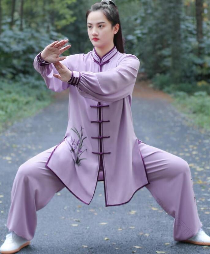 商品名太極拳 ウェア 上下セット ゆったり 女性 色2色内容上下2点セットサイズ(cm)XS　着丈79　肩幅42　バスト104　ズボン丈104　ヒップ108S　着丈81　肩幅43　バスト108　ズボン丈108　ヒップ112M　着丈83　肩幅44　バスト112　ズボン丈112　ヒップ116L　着丈85　肩幅45　バスト116　ズボン丈116　ヒップ120XL　着丈87　肩幅46　バスト120　ズボン丈120　ヒップ124XXL　着丈89　肩幅47　バスト124　ズボン丈124　ヒップ128素材ポリエステル　コットン連絡について＊土日祝日に電話対応不可、メールでの返信は48時間以内させていただきます。弊社と連絡取れないことはございません、最後まできちんと対応いたします、どうぞご安心ください。＊誠に勝手ながら、ご理解頂きますようお願い申し上げます。注意事項＊ページの閲覧環境によって、掲載写真と実際の商品の色合いが異なる場合があります。＊モデルに小物を使う場合がございますが、商品に含まれませんのでご了承下さい。＊生産過剰や在庫管理条件より細かなキズやヨゴレなどがございます。完璧品をお求めの方と細かい部分を気になさる方は、ご購入をご遠慮ください。＊在庫は複数店舗共有しております、在庫更新は遅れるより在庫切れの場合がございます、その場合、できるだけ早めに報告させていただきますが、どうか容赦ください。＊商品の仕様は、製造元の都合により予告なく変更する場合があります。＊お届けした商品に不備がございましたら、お届け後5日以内にご連絡ください。確認後速やかに対応させていただきます。なお期日を過ぎた場合はお受け致しかねますので予めご了承ください。＊他に不明点がございましたら、ご連絡くださませ。 【原産国／製造国: 中国】 .太極拳ウェア上下セット、女性用、レディース、ゆったり、動きやすい功夫、中華風、太極拳服、蘭花、花柄、柔らかい、肌に優しい、武術服、カンフー、大きいサイズ、ウーシュー、チャイナ服、武術、功夫、練功服、大極拳パンツ、文化祭、学園祭、イベント、演出服、スポーツウェア、XSからXXLまで。練習着や発表会、舞台衣装をお探しの方におすすめです。中華風デザインのウェアで、太極拳や功夫の練習、イベントの装いに活用できます。。 指定された配送時間は承っておりません。【Rooty楽天市場店】