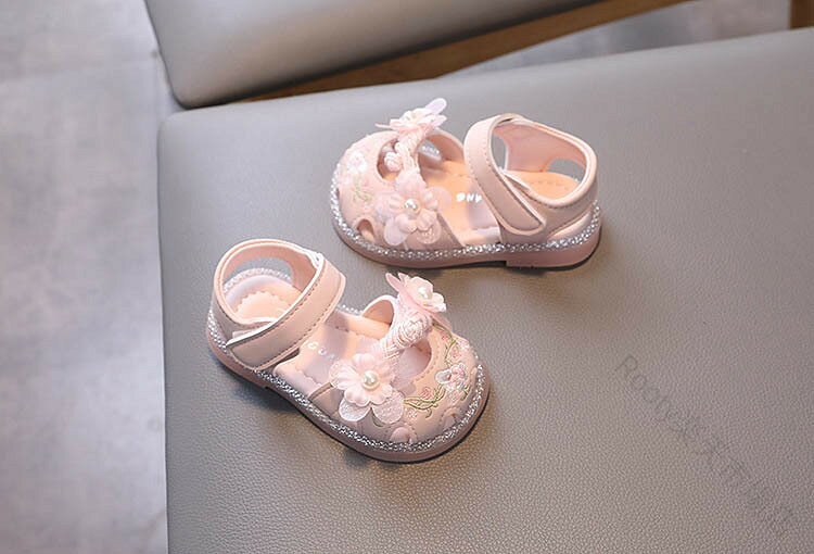 ●関連キーワード：キッズ サンダル 女の子 夏 パンプス 子供 靴 春 夏 女児 12cm 13cm 14cm 15cm 16cm ボウタイ リボン 卒園 卒業式 入園 入学式 結婚式 発表会 コンクール おしゃれ 可愛い ジュニア お姫様 小学校 幼稚園 保育園 可愛い おしゃれ●カラーホワイト/ピンク●採寸 12cm(15) 12.5cm(16) 13cm(17) 13.5cm(18) 14cm(19) 14.5cm(22) 15cm(23) 15.5cm(24) 16cm(25) 【原産国／製造国: 中国】 .女の子向けキッズサンダルとパンプスです。子供靴、春、夏、女児、12cm、13cm、14cm、15cm、16cm、ボウタイ、リボン、卒園、卒業式、入園、入学式、結婚式、発表会、コンクール、おしゃれ、可愛い、ジュニア、お姫様、小学校、幼稚園、保育園、子ども靴、フォーマル、七五三、発表会衣装、人気、ランキング、セール商品を探す方におすすめです。。 指定された配送時間は承っておりません。【Rooty楽天市場店】