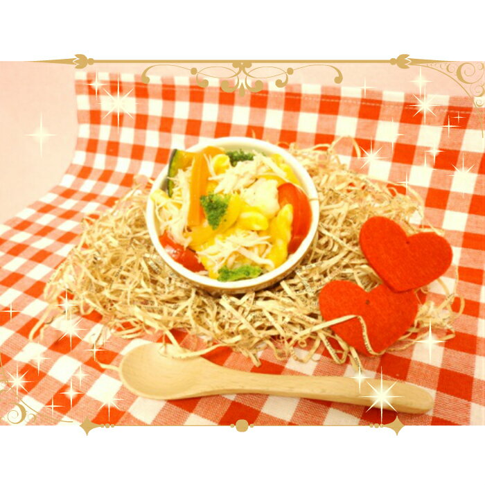 ＊＊＊＊＊＊＊＊＊＊＊＊＊＊＊＊＊＊＊＊＊＊＊＊＊＊＊＊＊＊＊＊ ◆　ささみのかぼちゃパスタ　　◆ ＊＊＊＊＊＊＊＊＊＊＊＊＊＊＊＊＊＊＊＊＊＊＊＊＊＊＊＊＊＊＊＊ みんなが大好きササミのお肉がたっぷり☆彡 かぼちゃの素材の甘味そのままを味わえるソースを絡めて カラフルなパプリカやブロッコリーも一緒に♪ お野菜の栄養素もたっぷり☆彡 50gづつの小分けパックにてお届けするので 必要な時に必要な分だけ解凍して食べさせてあげれるので とっても便利です＾＾ 冷凍で保存できるので常備食としても使いやすいです♪ パスタの形状は季節によって変わります☆彡 美味しそうな匂いに、わんちゃん、猫ちゃんも大興奮ヾ(*´∀｀*)ノ これならお野菜嫌いの子も食べられちゃうかも？？（＾m＾） ＊＊＊＊＊＊＊＊＊＊＊＊＊＊＊＊＊＊＊＊＊＊＊＊＊＊＊＊＊＊＊＊＊＊＊ 【原材料】 ・ささみ ・小麦粉 （お野菜） ・じゃがいも ・かぼちゃ ・パプリカ ・ブロッコリー ・カリフラワー ・オリーブオイル 【内容量】 50g×2パックbr> 【賞味期限】 冷凍状態保存にて30日 無添加となっておりますので 解凍後は2日以内にお召し上がりください 【解凍方法】 冷蔵庫にて自然解凍 もしくは 電子レンジにて解凍 詳しくは同封いたします説明書にてご確認ください☆彡 ＊当店のご飯は、わんちゃん、ねこちゃんの体にやさしい素材を厳選し 安心できる素材でおつくりしたご飯を楽しくたべてもらうことを目的としてお作りしております。 病状に合わせた食事や療養食等ではございませんので、 わんちゃんねこちゃんにあったドッグフードご飯を主食としていただいたいるお客様に、ご利用いただいておりますことご了承ください。 ＊わんちゃん・ねこちゃんそれぞれの嗜好性にも個体差がございます。 ご家族のわんちゃん、ねこちゃんのお好みに合った商品をお選びいただけますようお願いいたします。 ＊＊＊＊＊＊＊＊＊＊＊＊＊＊＊＊＊＊＊＊＊＊＊＊＊＊＊＊＊＊＊＊☆お肉やお野菜ゴロゴロ☆彡かぼちゃそのままの素材の甘味を楽しめちゃうパスタ☆健康的なぷちディナーの完成です☆彡♪