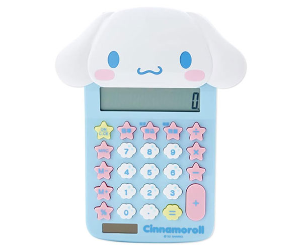 サンリオキャラクターズの可愛いフェイス形キー電卓 登場しました！ 使うのが楽しくなるステーショナリー☆ キュートなフェイス形でお目立ち度バツグン★ 押しやすいキーボタンで計算作業もサクサクこなせそう♪ カラー：シナモロール サイズ：約14×2.5×18cm 素材：ABS樹脂 原産国：中国 ●12桁表示 ●明るいところでは太陽電池(ソーラーパネル付き)、暗いところではボタン電池(LR44)で動きます ●ボタン電池は1つセットされています Sanrio Original　&#9829; S p e c &#9829; カラー ◎シナモロール 素材 ◎ABS樹脂 原産国 ◎中国 サイズ ◎約14×2.5×18cm 使用電池 ◎ボタン電池(LR44) &nbsp; &nbsp;