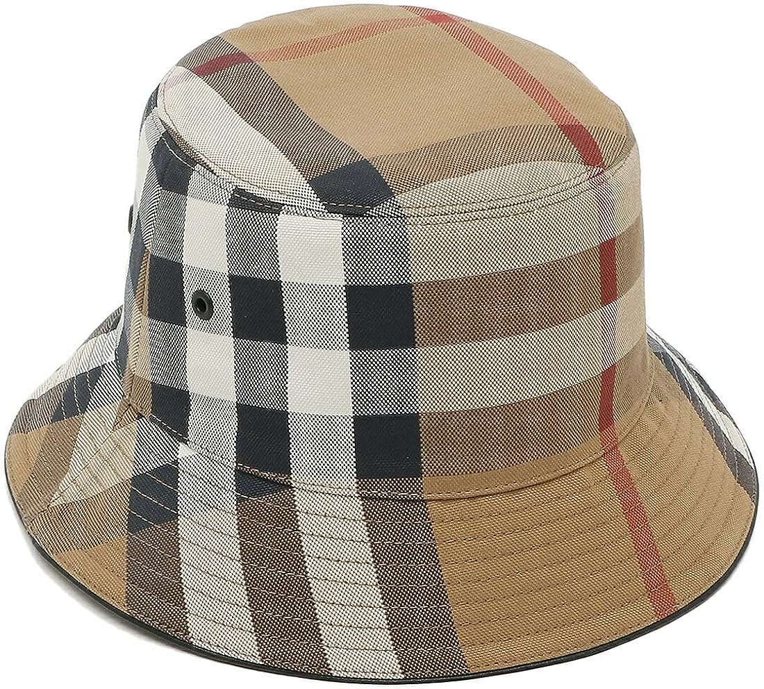 商品情報ブランドBURBERRY(バーバリー)型番8052981-MカラーバーチブラウンサイズMサイズ高さ:8.7cmつばの長さ:5.5cm頭まわり:55cm素材コットン付属品なし注意事項モニター発色により色合いが異なる場合がございます。本商品は並行輸入品のため、説明書等は英語表記のものが付属しております。大変好評のため、売れ違いになる可能性がございます、あらかじめご了承ください。商品の入荷時期によっては掲載しています写真と仕様が異なる可能性がございます。バーバリー バケットハット メンズ レディース BIRCH BROWN BUCKET Mサイズ バーチブラウン 8052981-M BURBERRY コットンキャンバスのサラッとした手触り ━　( ブランド説明 )　━━━━━━━━━━━━━━━━━━━BURBERRY（バーバリー）は、1856年、わずか21歳のトーマス・バーバリー(Thomas Burberry)がロンドンに開業した洋服店からスタートしています。「衣服は英国の天候から人々を守るものであるべき」との考えから、強く頑丈な布地GABARDINE（ギャバジン）を考案し、着心地の悪かったレインコートに革命をもたらします。第一次世界大戦中にはトレンチコートを世に送り出しました。1955年には撥水加工業者として女王陛下エリザベス2世から王室御用達許可証を拝受。現代で認知されているデザイン性の高さと歴史が裏付ける確かな機能性を持ったイギリスを代表するブランドです。━　( 商品特徴 )　━━━━━━━━━━━━━━━━━━━━━ブランドアイコンのバーバリーチェック柄が目を引くバケットハットです。コットンキャンバスのサラッとした手触りで軽快に身に着けられます。アイレットや異素材の縁取りなど、ディテールまで丁寧に仕上げたアイテムです。クラシックで世代を問わず、男女兼用でお使いいただ━　( 商品詳細 )　━━━━━━━━━━━━━━━━━━━━━型番：8052981-M、サイズ：Mサイズ/高さ:8.7cm、つばの長さ:5.5cm、頭まわり:55cm、注意点：モニター発色により色合いが異なる場合がございます。本商品は並行輸入品のため、説明書等は英語表記のものが付属しております。大変好評のため、売れ違いになる可能性がございます、あらかじめご了承ください。※商品の入荷時期によっては掲載しています写真と仕様が異なる可能性がございます。 2