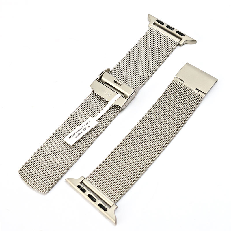ダニエルウェリントン 替えベルトアップルウォッチ用 Apple Watch42mm/44mm/45mm適応 Smartwatch Sandblasted Mesh Strap DW01200021 シルバー ラグ幅20mm メンズ Daniel Wellington ステンレススチール メッシュ シンプル カジュアル ギフト プレゼント ━　( ブランド説明 )　━━━━━━━━━━━━━━━━━━━ Daniel Wellington（ダニエル・ウェリントン）は、フィリップ・タイサンダー氏によって2011年にスウェーデンで設立されました。世界一周の旅の道中で、イギリス人男性のダニエル・ウェリントンと出会います。気取りのない魅力的な紳士である彼が着用していたヴィンテージの腕時計に触発され、ファッションウォッチブランドを立ち上げました。2014年春に日本に初上陸し、ミニマルで洗練されたデザインは現在では世界100カ国以上で取り扱われるまでに発展しています。━　( 商品特徴 )　━━━━━━━━━━━━━━━━━━━━━Apple Watchの42mm/44mm/45mmに適応したステンレススチールの替えベルトです。無駄のないシンプルですっきりとしたデザインはどなたにも使いやすく、カジュアルにもフォーマルにも様々なシーンで活躍し、かつ存在感を与えるでしょう。ご自身用にはもちろん、大切な方へのプレゼントにもおすす━　( 商品詳細 )　━━━━━━━━━━━━━━━━━━━━━型番：DW01200021、サイズ：約 ラグ幅20mm、Apple Watch42mm/44mm/45mm適応、・モニター発色により色合いが異なる場合がございます。・本商品は並行輸入品のため、説明書等は英語表記のものが付属しております。・本商品は大変好評のため、売れ違いになる可能性がございます。あらかじめご了承ください。・※商品の入荷時期によっては掲載しています写真と仕様が異なる可能性がございます 2