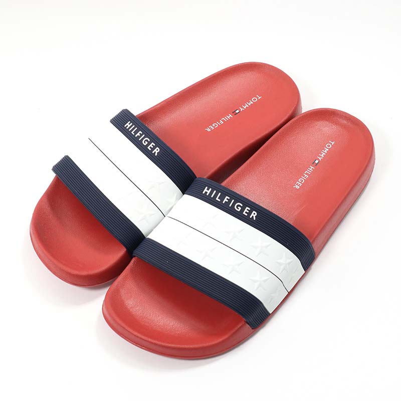 商品情報ブランドTOMMY HILFIGER(トミーヒルフィガー)型番TWDULCE-BUMSY-US6-23カラーブルーマルチサイズUS6(23.0cm)素材ラバー/ウレタン付属品ブランド専用箱注意事項モニター発色により色合いが異なる場合がございます。本商品は並行輸入品のため、説明書等は英語表記のものが付属しております。大変好評のため、売れ違いになる可能性がございます、あらかじめご了承ください。商品の入荷時期によっては掲載しています写真と仕様が異なる可能性がございます。トミーヒルフィガー シャワーサンダル メンズ レディース ブルーマルチ 23.0cm TWDULCE-BUMSY-US6-23 TOMMY HILFIGER ラバー製ソールで足裏への衝撃を吸収 ━　( ブランド説明 )　━━━━━━━━━━━━━━━━━━━TOMMY HILFIGER（トミー ヒルフィガー）は、1984年にトミー ヒルフィガー氏によって設立されたアメリカのアパレルブランド。高校時代に二人の友人と150ドルの資金をもとに20本のジーンズを売った経験から、ショップを設立します。その後25歳でショップの倒産を経験した彼は、人々の求める服が調達できないと感じ、自らデザインすることを決意。独学でファッションを学び、1979年からフリーのデザイナーとして活躍しました。ブランドデザインの作風は、リラックス感や若々しさ。今では世界中のファンに愛され、ファッション界にはとどまらず様々なカルチャーシーンにおける先進的な人々にも影響を与えている存在になっています。━　( 商品特徴 )　━━━━━━━━━━━━━━━━━━━━━柔らかなラバー製のソールでクッション性が高く、足裏への衝撃を和らげて疲れにくくしてくれるのが特徴です。＊ゴムの甲の高さが狭めな作りなので甲の高い方および余裕を持たせて使用したいお方は、ワンサイズ上のサイズをおすすめ━　( 商品詳細 )　━━━━━━━━━━━━━━━━━━━━━型番：TWDULCE-BUMSY-US6-23、サイズ：US6(23.0cm)、注意点：モニター発色により色合いが異なる場合がございます。本商品は並行輸入品のため、説明書等は英語表記のものが付属しております。大変好評のため、売れ違いになる可能性がございます、あらかじめご了承ください。 2