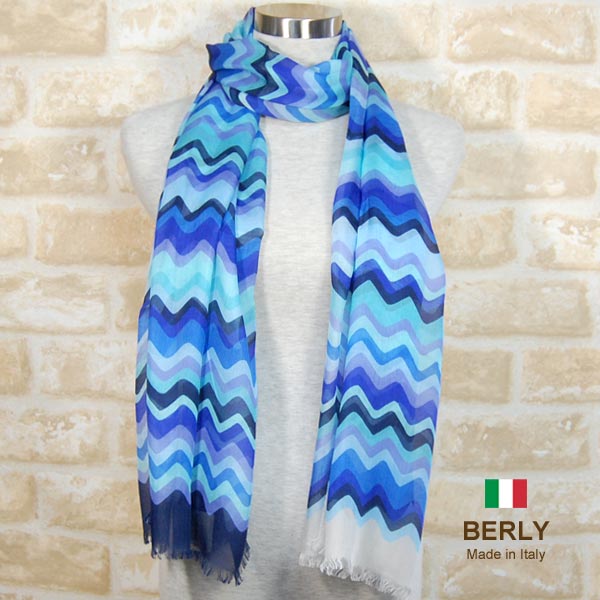 BERLY イタリア製 モダール プリント ストール 春夏秋 3シーズン 素材 モダール100% モダールは、レーヨン素材の一種でオーストリアのレンチング社の登録商標です。そのためヨーロッパで使用されることが多い素材です。 レーヨンは木材パルプなどのセルロースを原料とするものを総称される再生繊維です。 モダールはブナの木の植物繊維を原料としていますので肌に優しく、環境にも適しています。 一般的なレーヨンより、耐久性や柔軟性に優れていて、滑らかな生肌触りの良さから高級繊維としても扱われています。 サイズ 180cm×55cm 原産国 イタリア製 通常価格 13,000円 洗濯方法 注意事項 ・ 無蛍光洗剤を使用して下さい。 ・ つけ置き洗いや、高温での洗濯は、色落ちや移染の原因になりますので、絶対にお避け下さい。 ・ 形を整えてから干して下さい。 ・ タンブラー乾燥はお避け下さい。 備考 BERLYのストール取扱いは10年以上になります。弊社の取引先でも好評で良く売れているブランドです。楽天SHOPでもできるだけ多くの商品をご紹介していこうと思っております。詳細を省かせていただいているページですので、質問等ございましたらご遠慮なくご連絡ください。