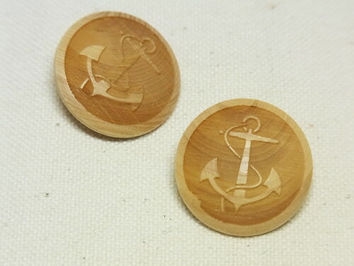 【-在庫限り-】【ヨーロッパ製ボタン】イカリ マリン柄　ウッドボタン　約23mm　1個単位での販売です。(60406_23_SM)